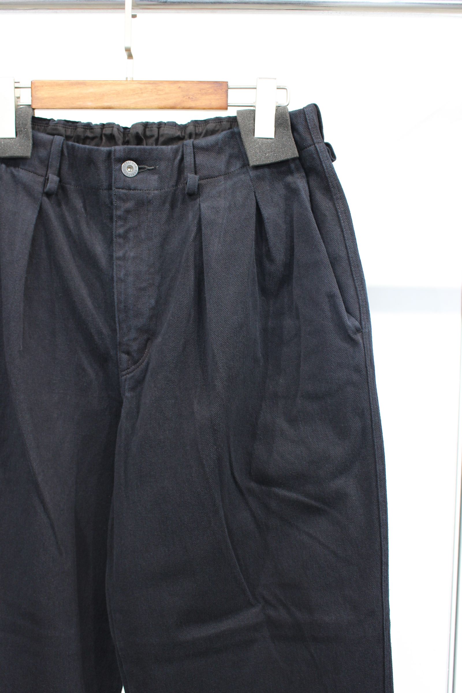 DENIM 2TUCK WIDE EZ SLACKS -overdyed-/BLACK