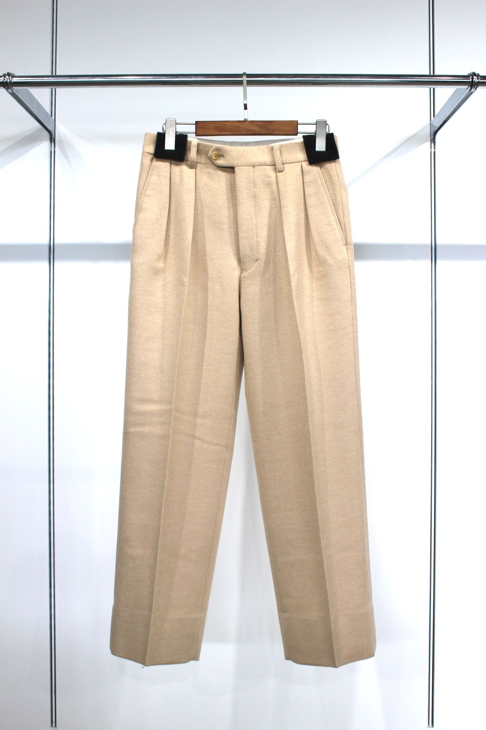 LIGHT MELTON CAMEL 2-TUCK STRAIGHT SLACKS | LIGHT BEIGE | スラックス
