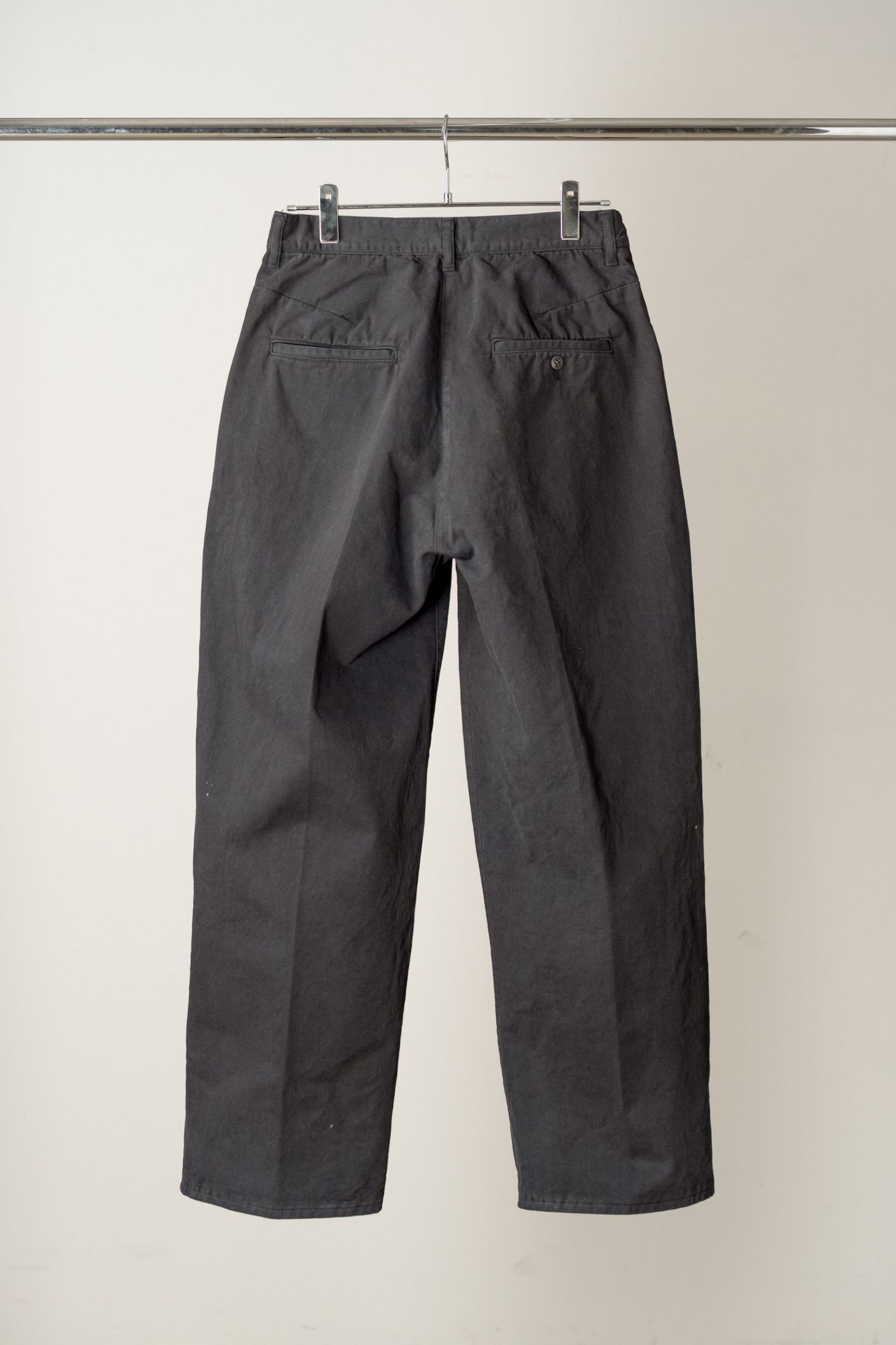 AGING CHINO SLACKS | BLACK | チノスラックス