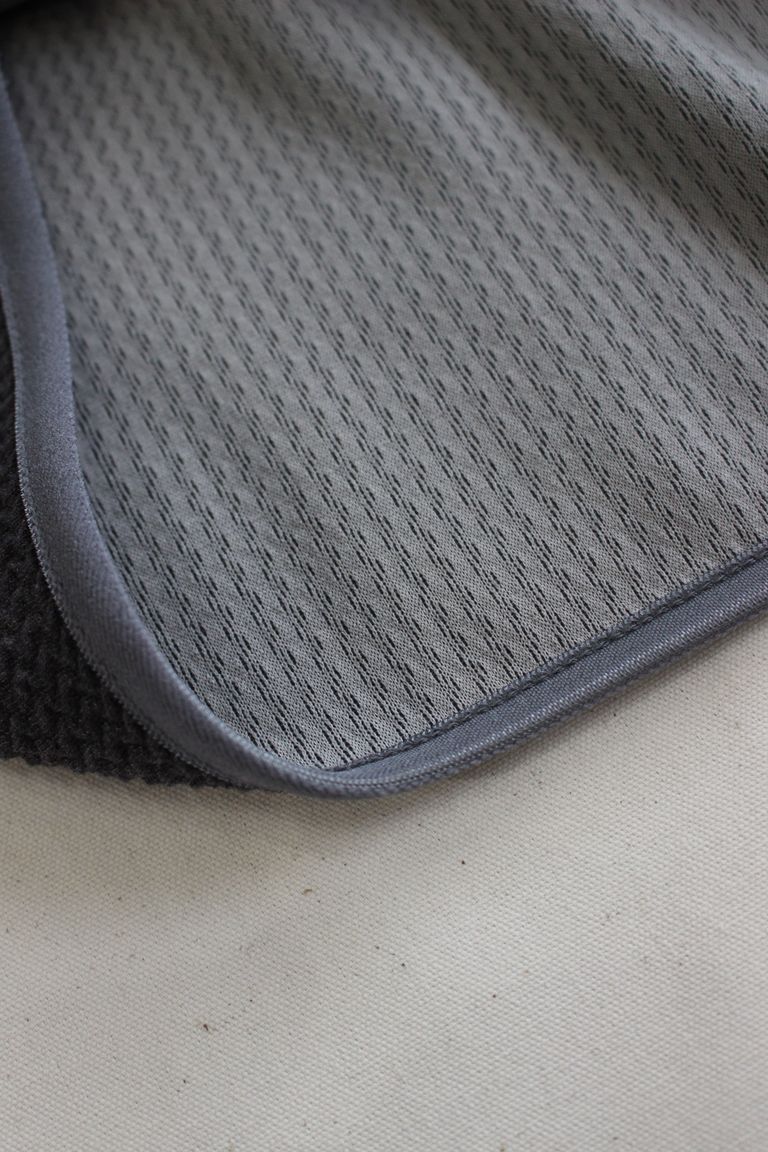 裏面はツルツルとし、凹凸がないので袖通りも良く肌触りも良いです