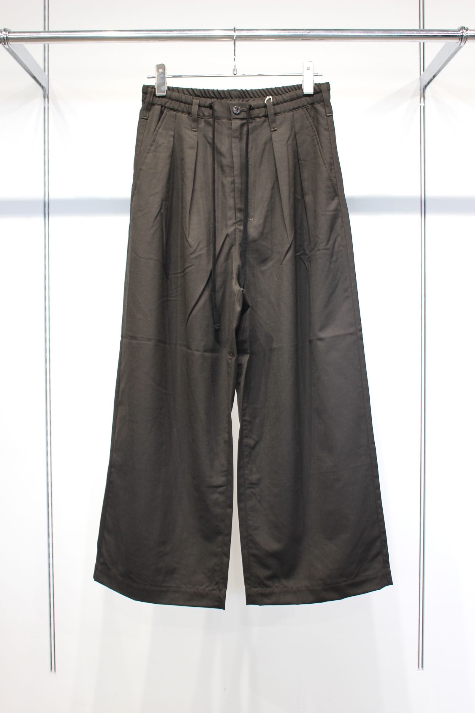 WOOL CALMSSKIN TUCK EASY SLACKS | OLIVE | スラックス