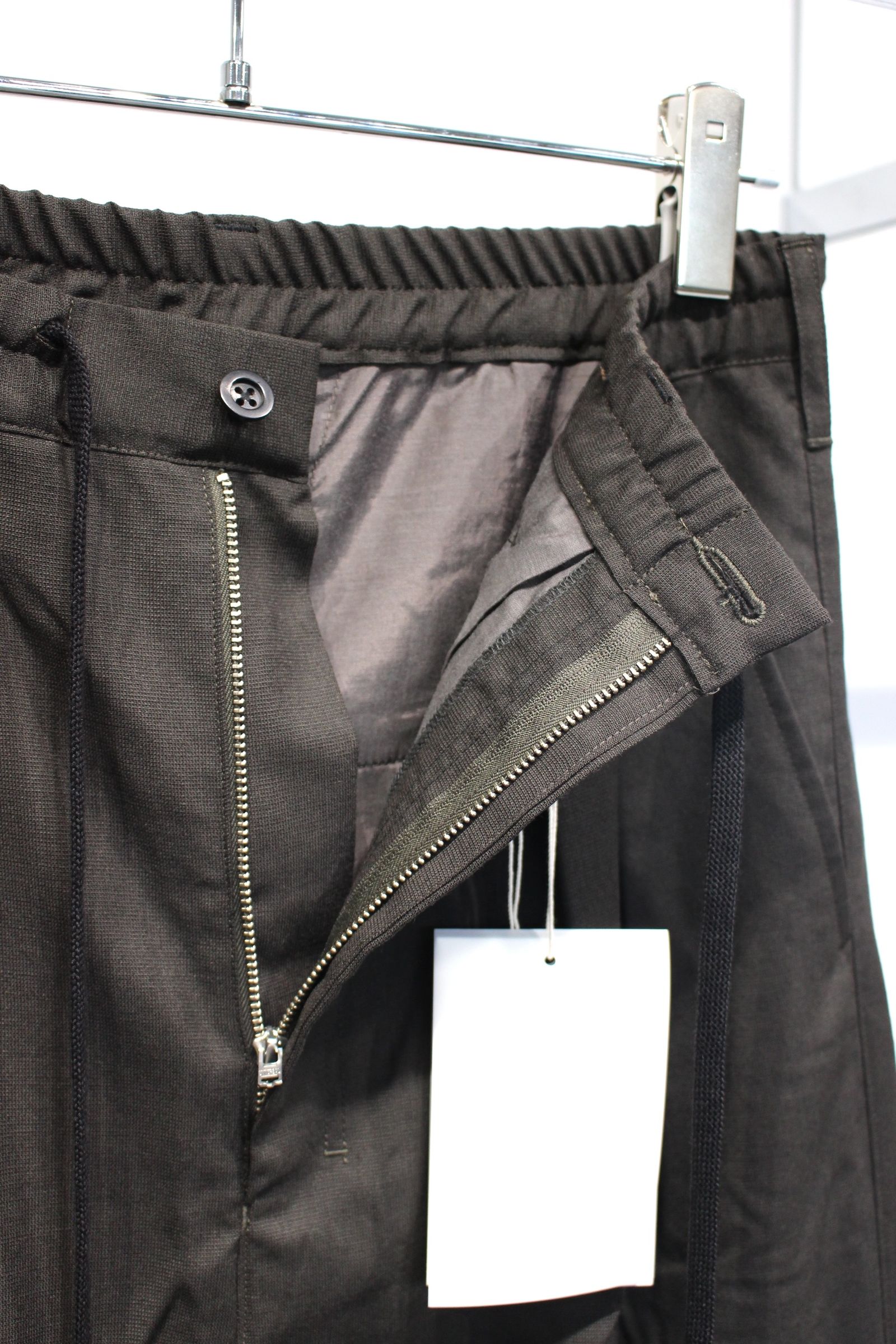 WOOL CALMSSKIN TUCK EASY SLACKS | OLIVE | スラックス