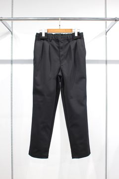 SOLID DOUBLE-KNIT TAPERED PANTS | BLACK | テーパードパンツ