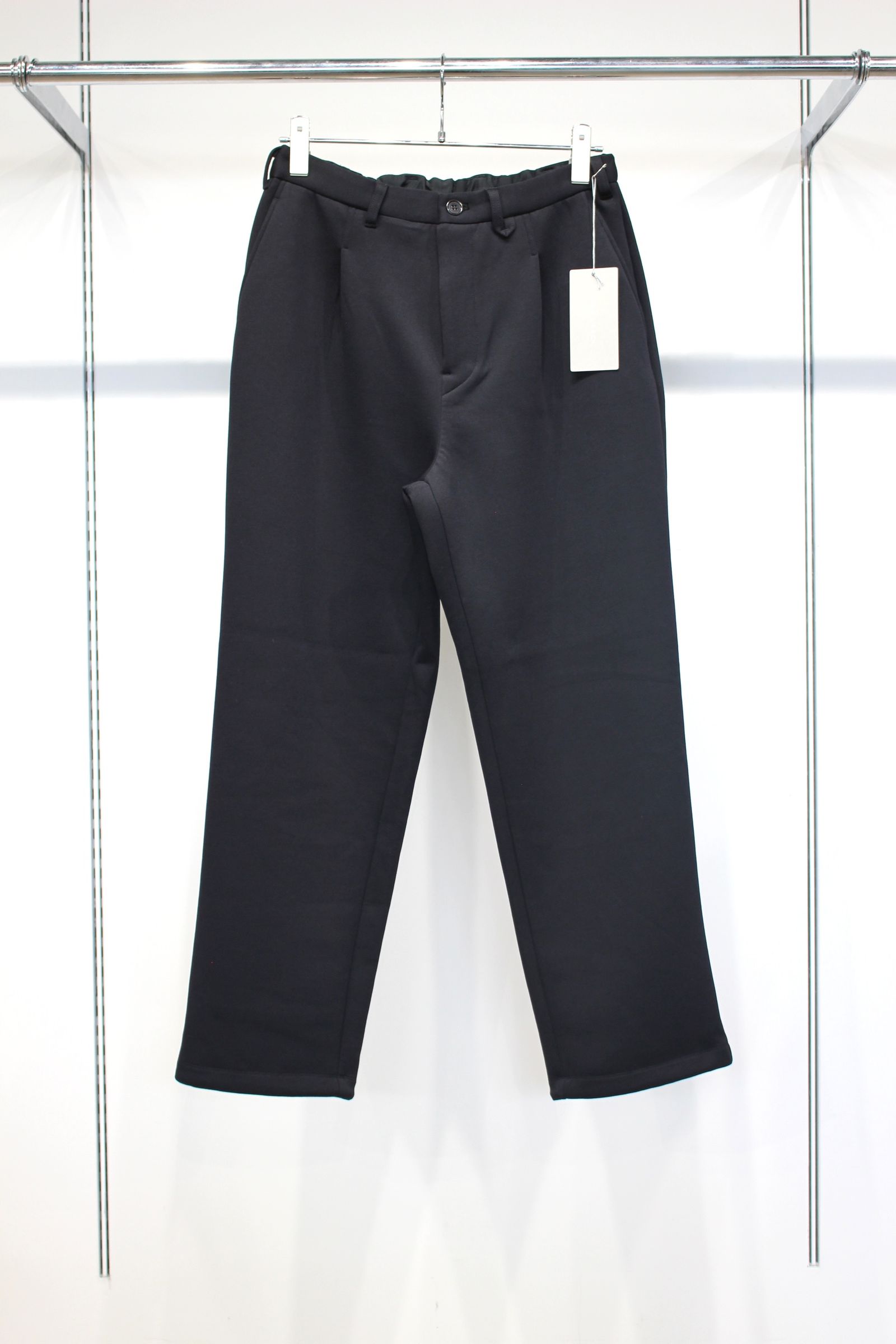 AIR DOUBLE-KNIT STRAIGHT PANTS | BLACK | 1タックパンツ