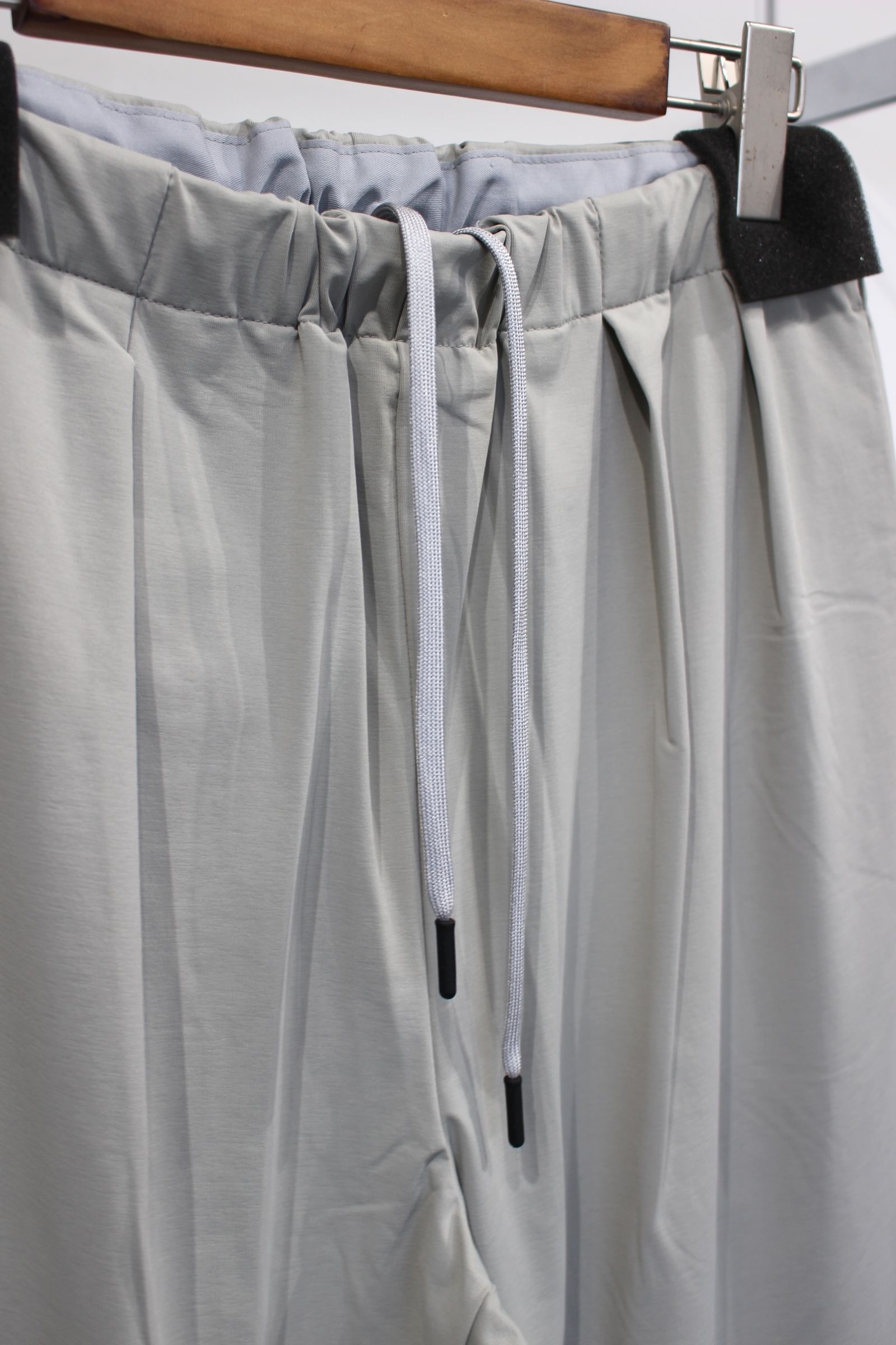 2TUCK TAPERED EZ PANTS -solid- | LT.GRAY | パンツ
