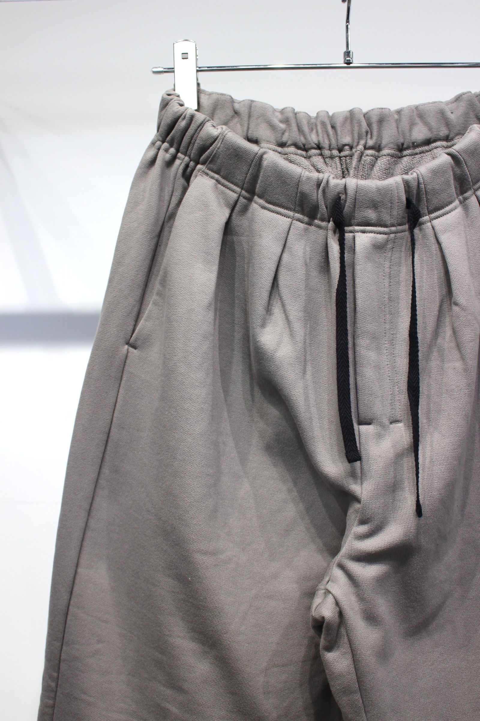 TUCK SWEAT PANTS | GRAY | スウェットパンツ