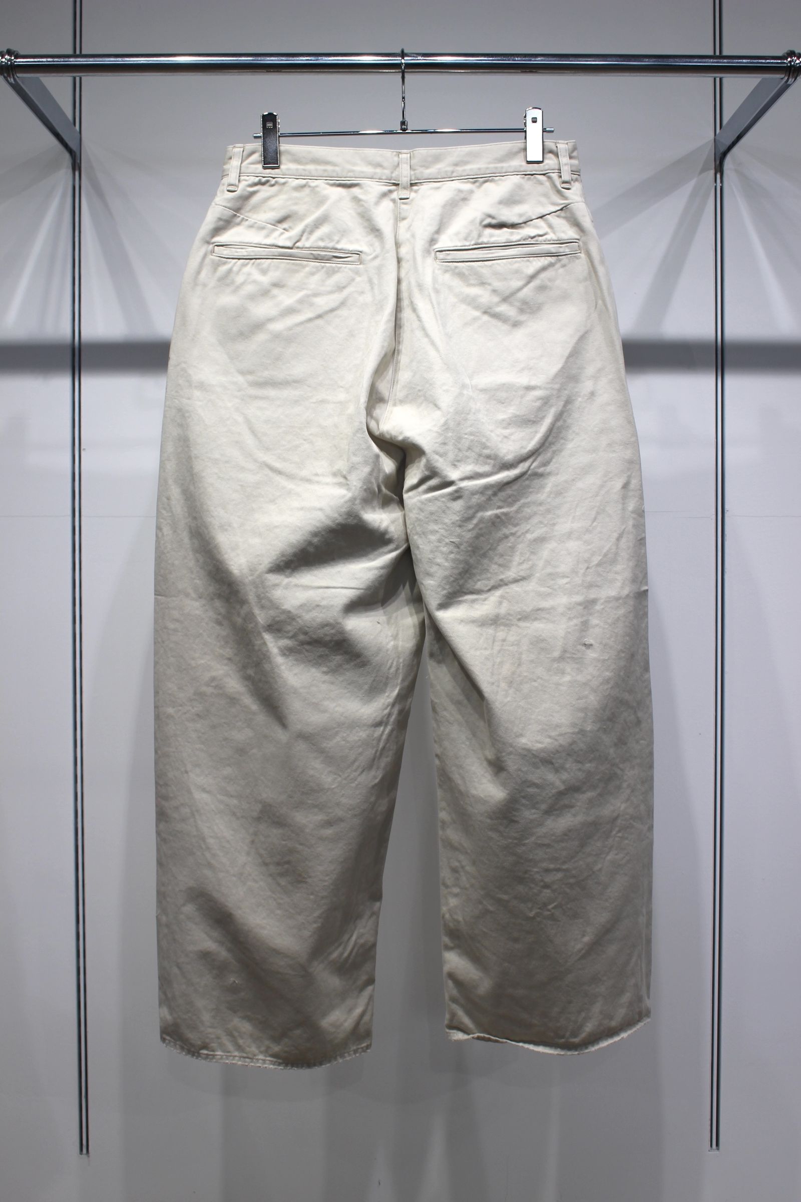 REMAKE WIDE CHINO TROUSERS | BEIGE | チノパン