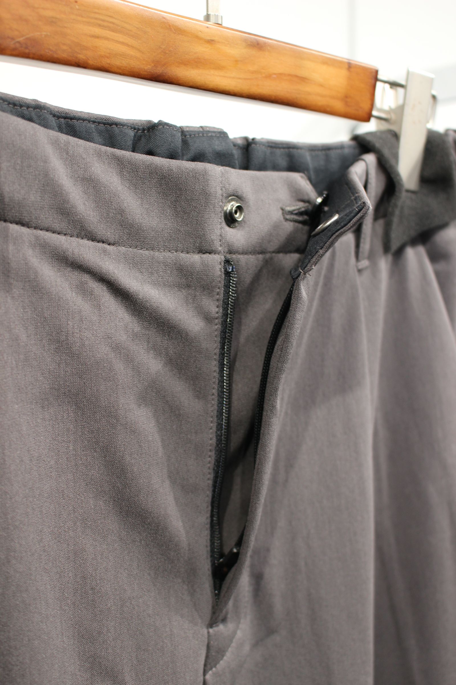 TRICOT STRAIGHT EZ PANTS | CHARCOAL | イージーパンツ
