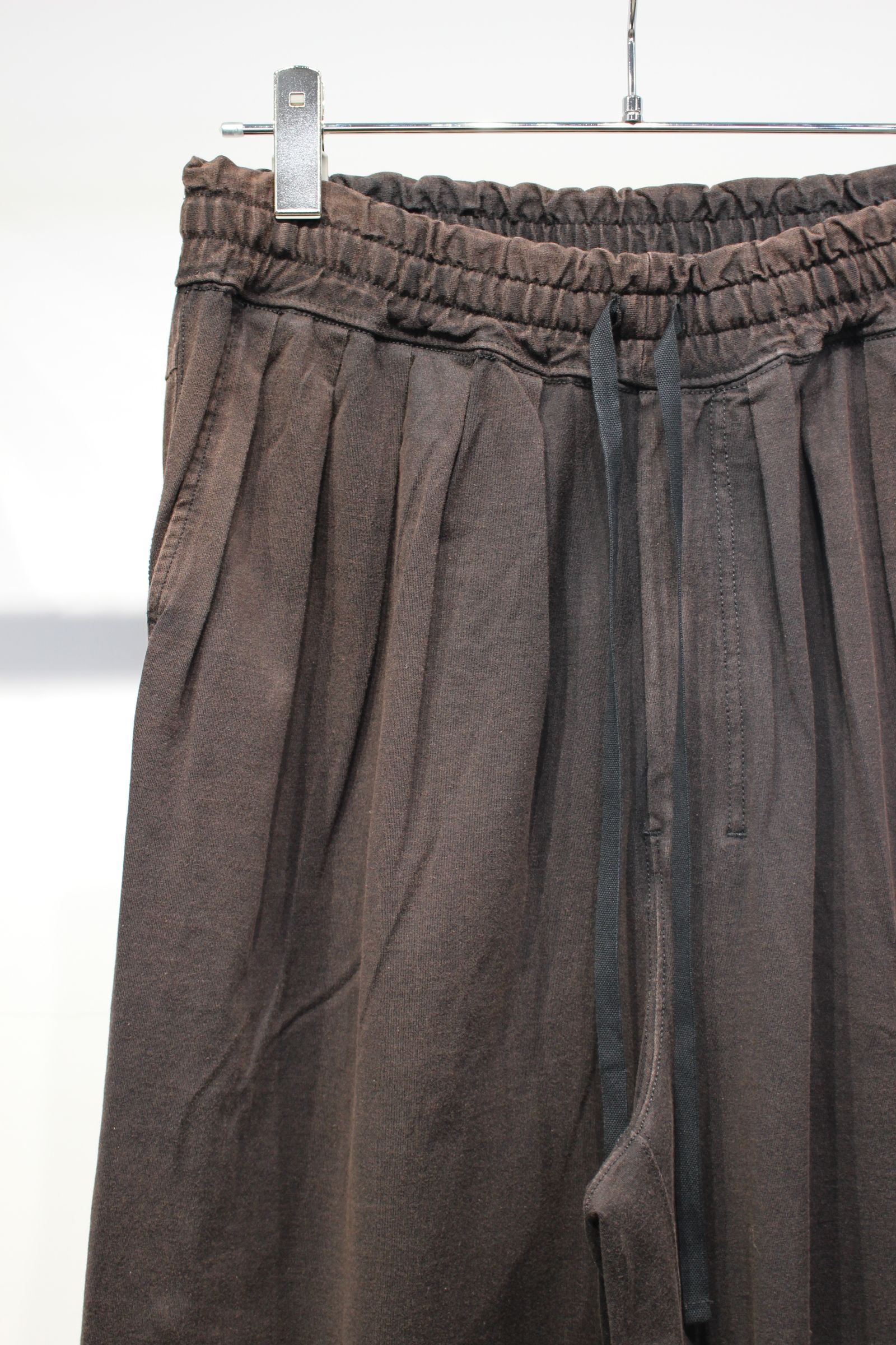 DRAPE WIDE EASY CUT SLACKS | BLACK | スラックス