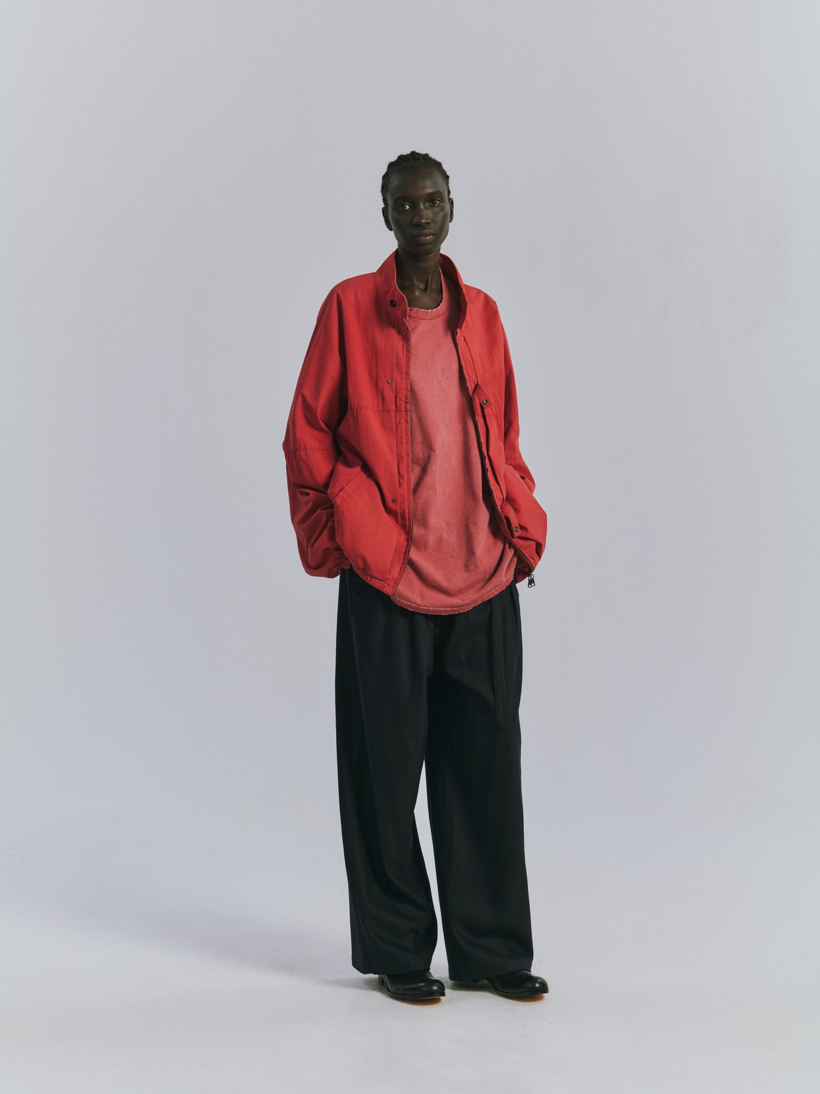 WOOL SATIN BELT-LESS SLACKS | BLACK | スラックス