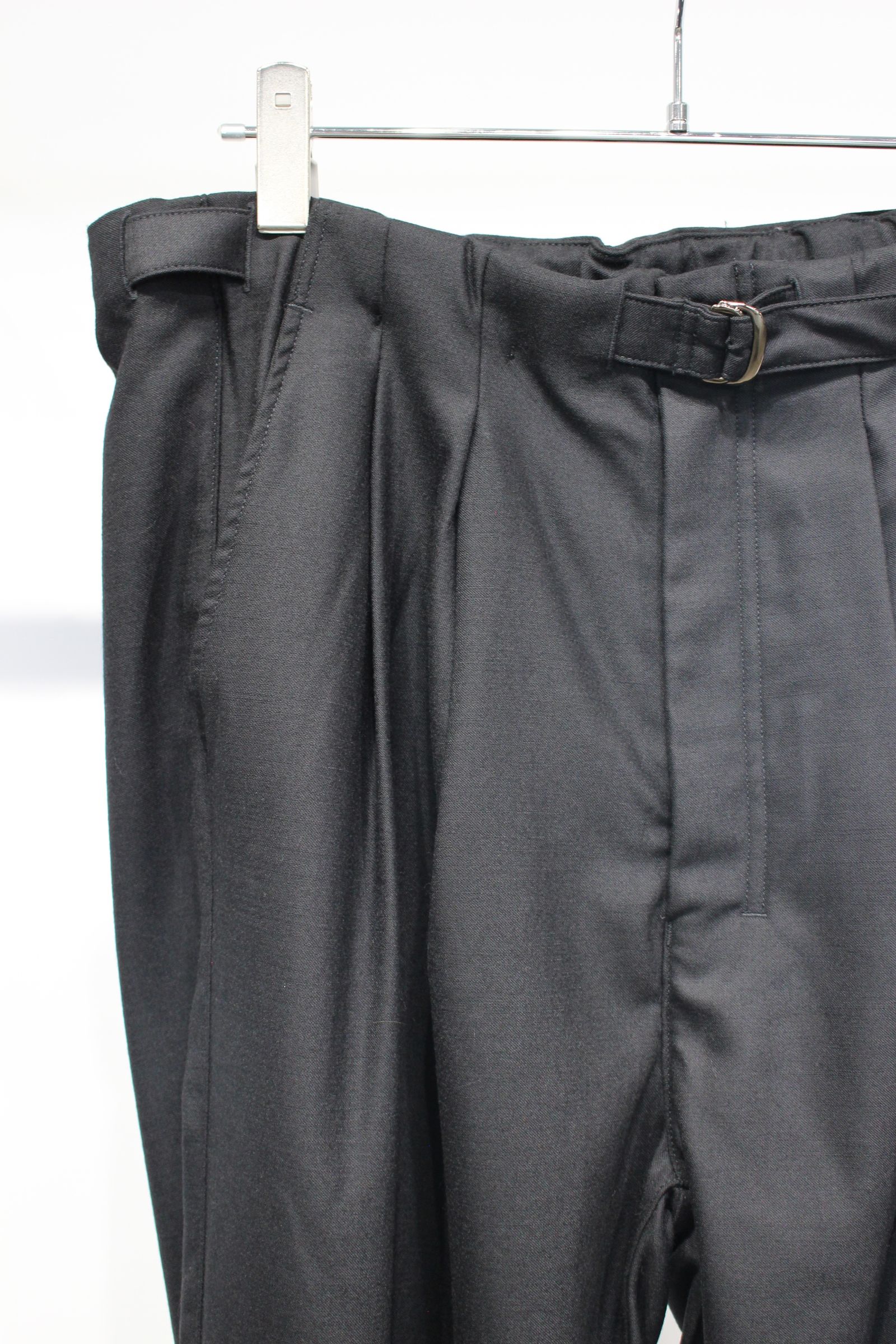 WOOL SATIN BELT-LESS SLACKS | BLACK | スラックス