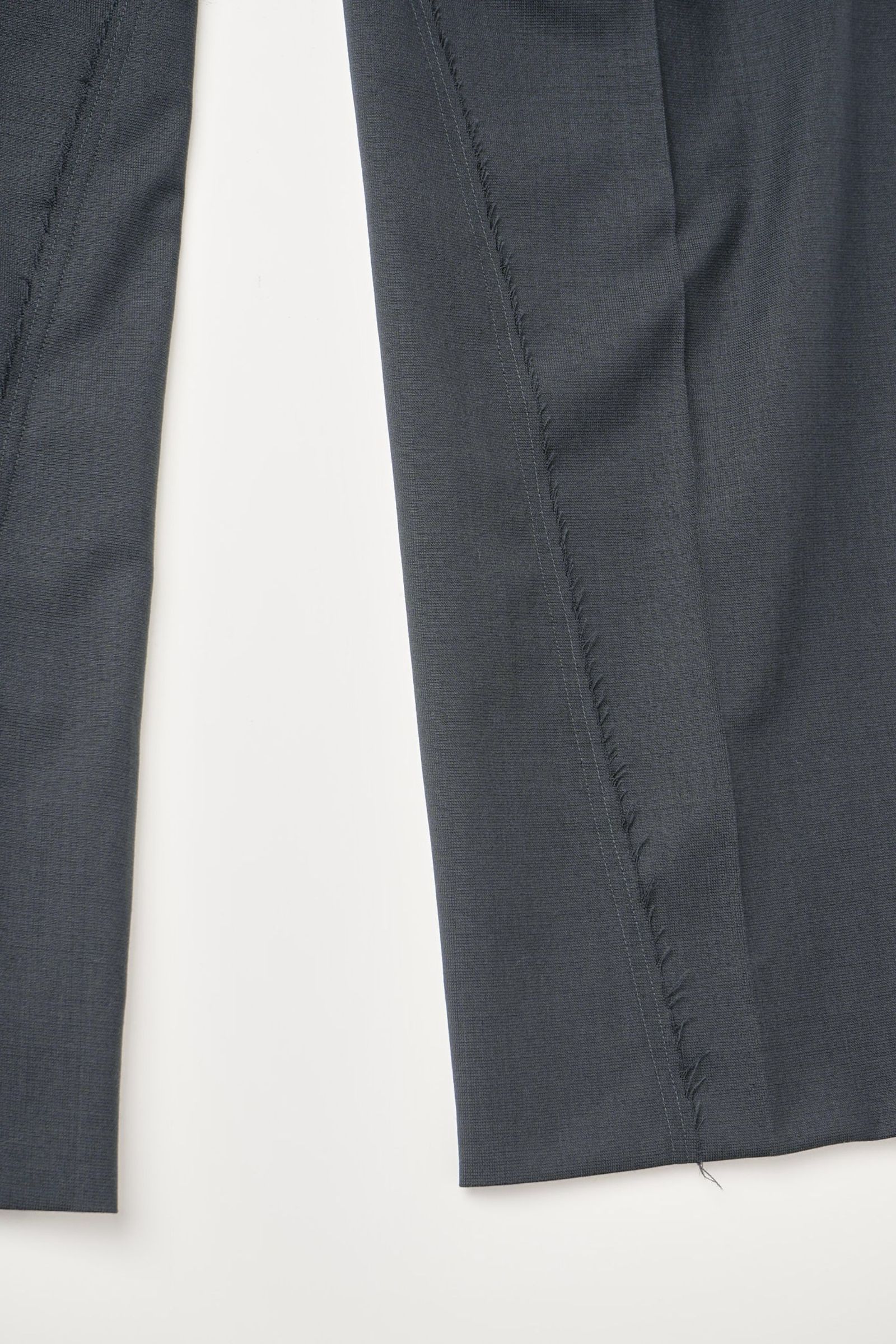 WOOL CALM SKIN STRAIGHT TROUSERS : DELTA SHAPE | BLACK | スラックス