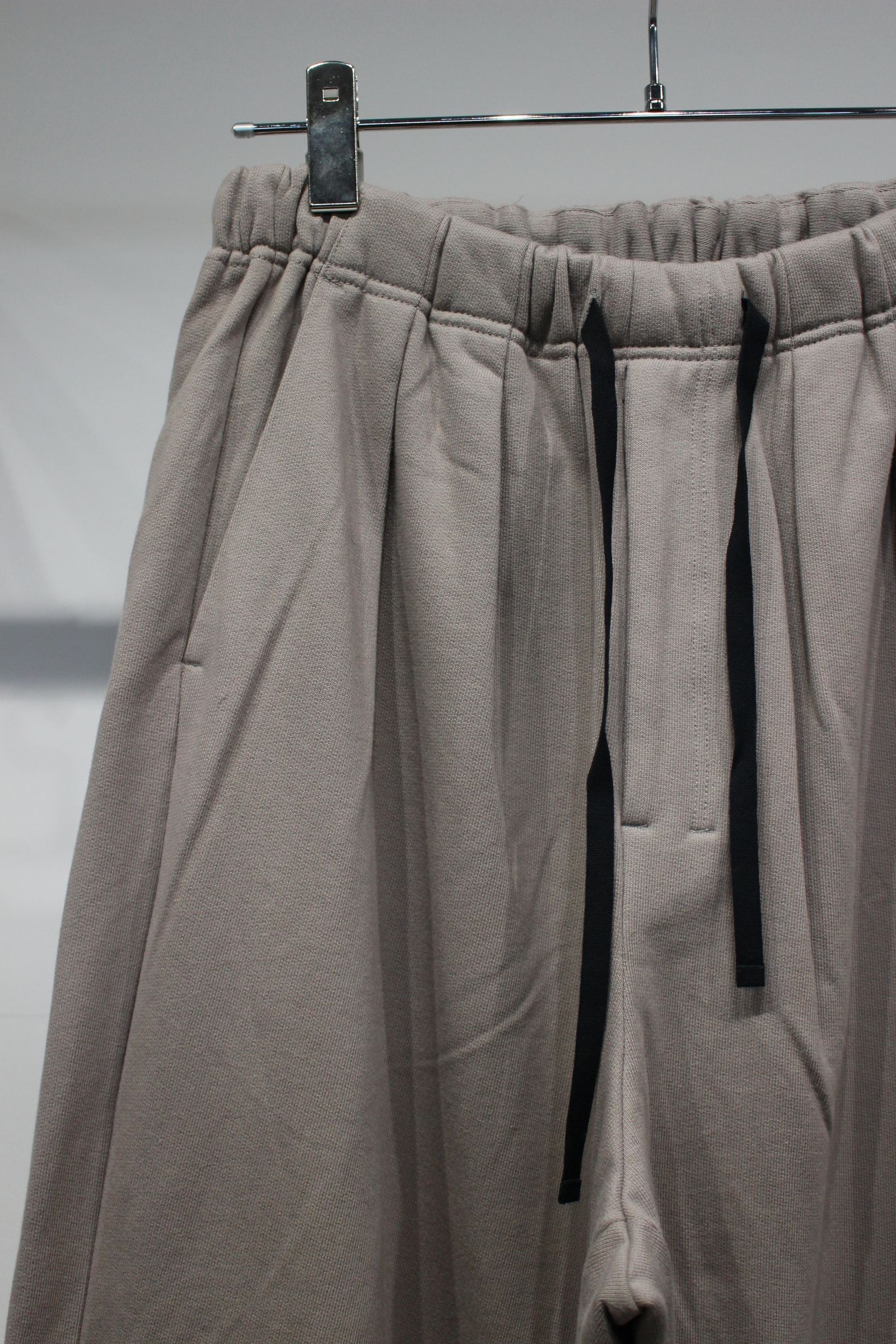 2TUCK SWEAT PANTS | GREIGE | スウェットパンツ