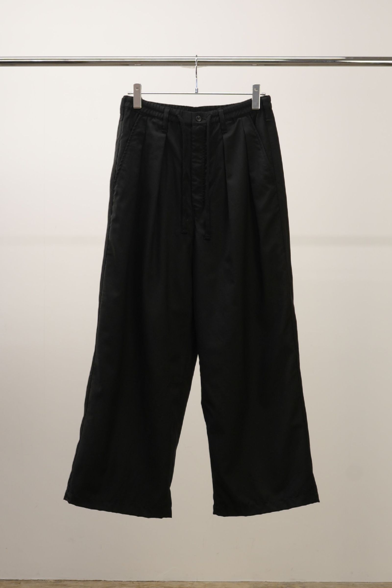 MESH EASY \"28 / BLACK、スラックスパンツ ポリエステルストレッチツータックワイドスラックス｜メンズ