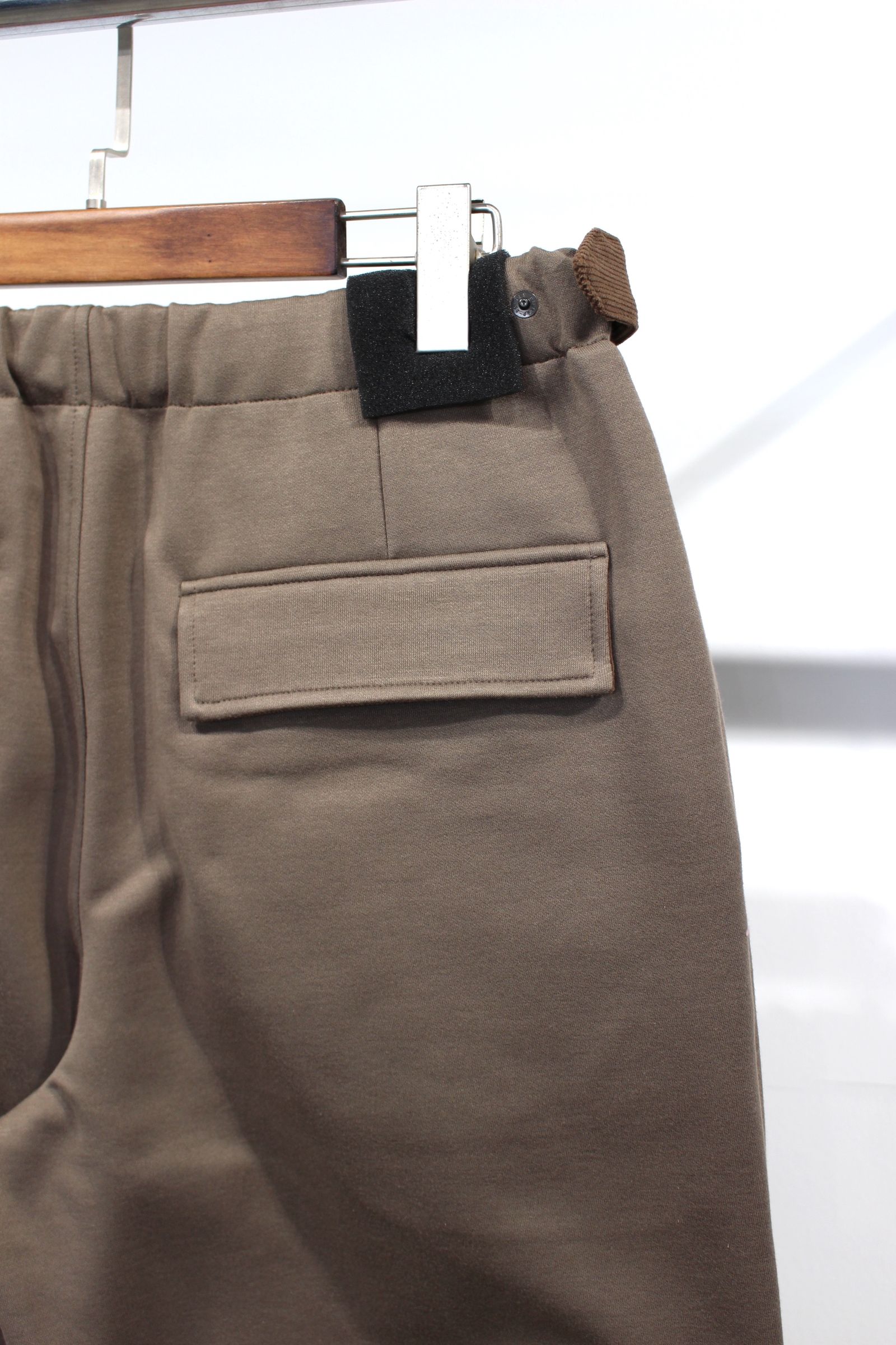 STRAIGHT SILHOUETTE TAB PANTS -solid-/MOCHA