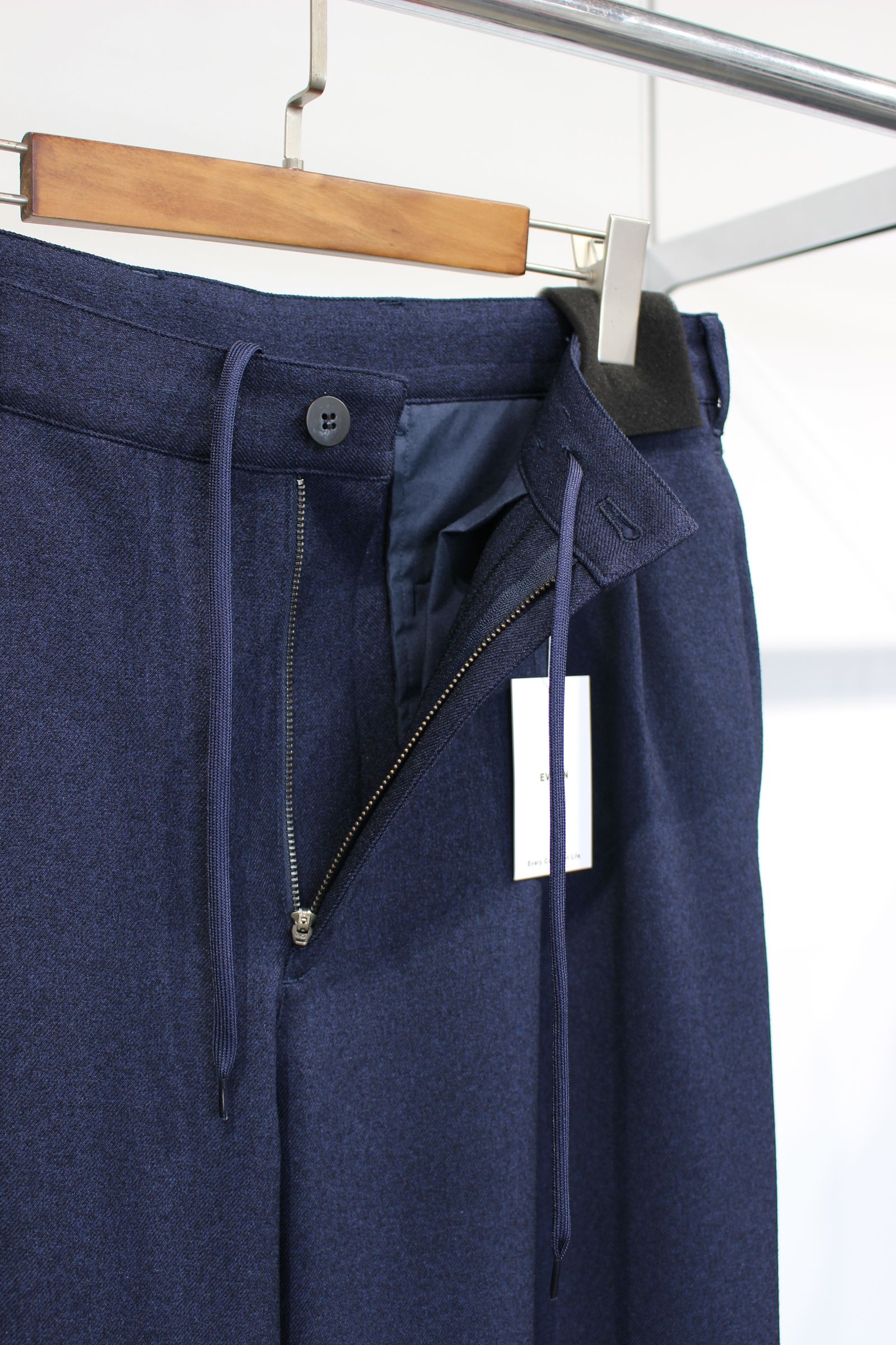 [ラスト1点] 2TUCK EASY TROUSERS | NAVY | スラックス