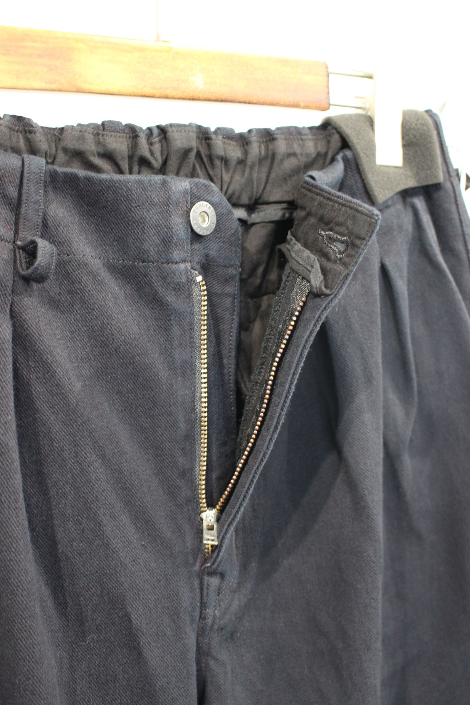 [ラスト1点] DENIM 2TUCK EZ WIDE SLACKS -overdyed- | BLACK | ニットデニム