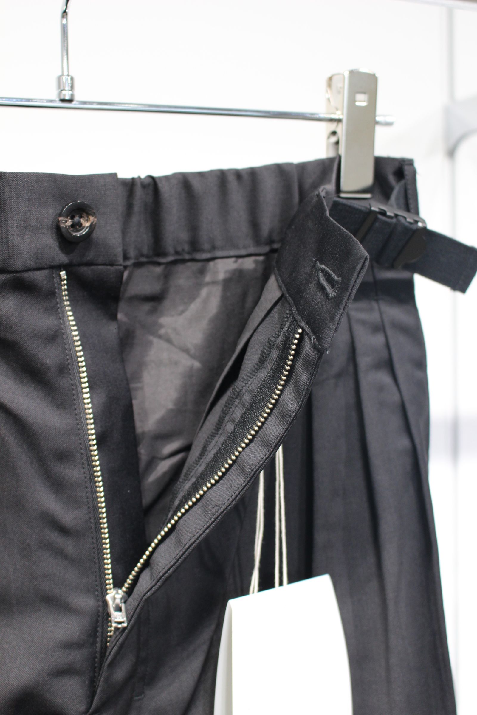 BELTED WOOL SLACKS | BLACK | スラックス