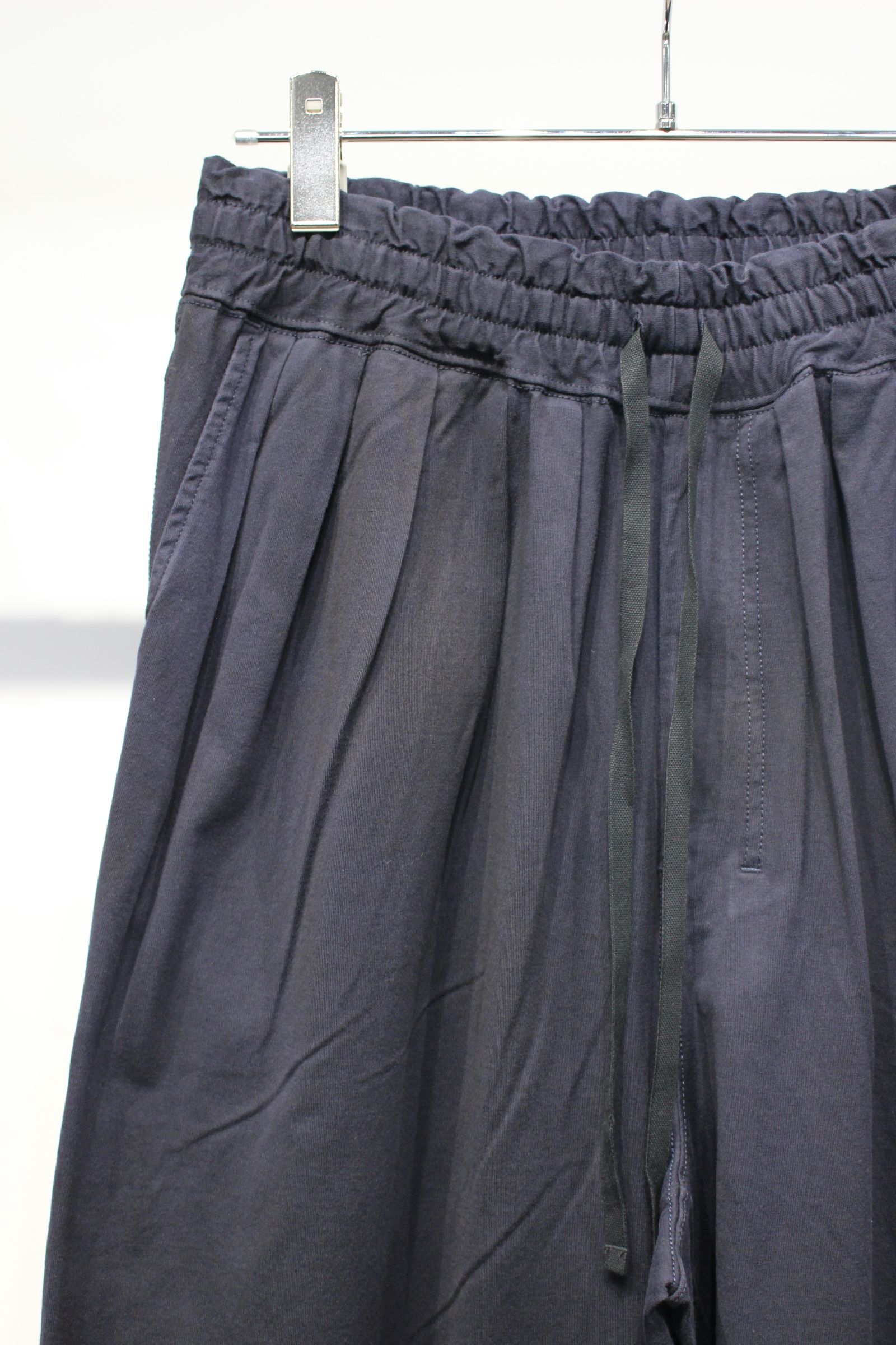 DRAPE WIDE EASY CUT SLACKS | NAVY | スラックス