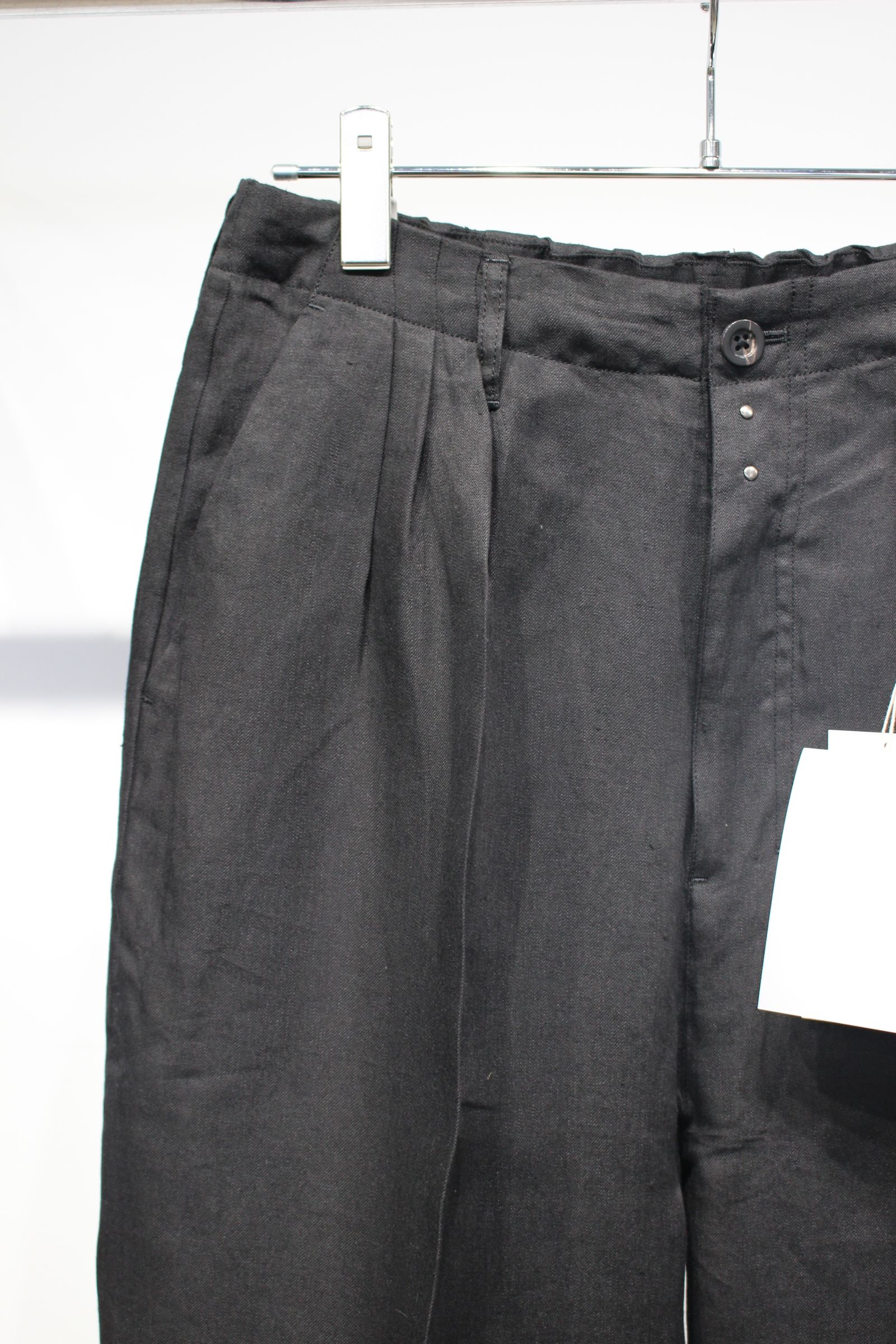 [ラスト1点] 100/S LINEN TUCK SLACKS | BLACK | スラックス