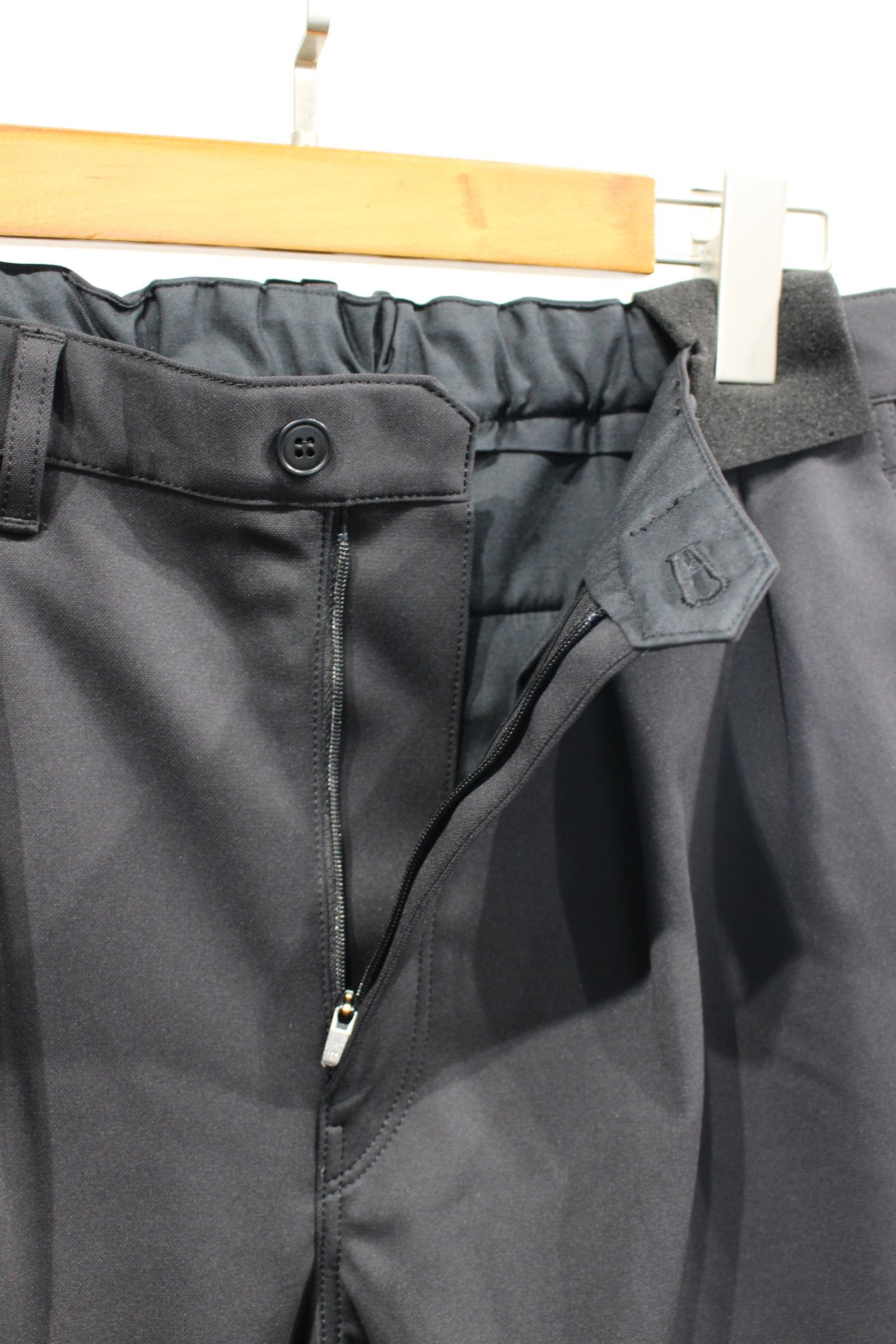 SOLID DOUBLE-KNIT TAPERED PANTS | BLACK | テーパードパンツ