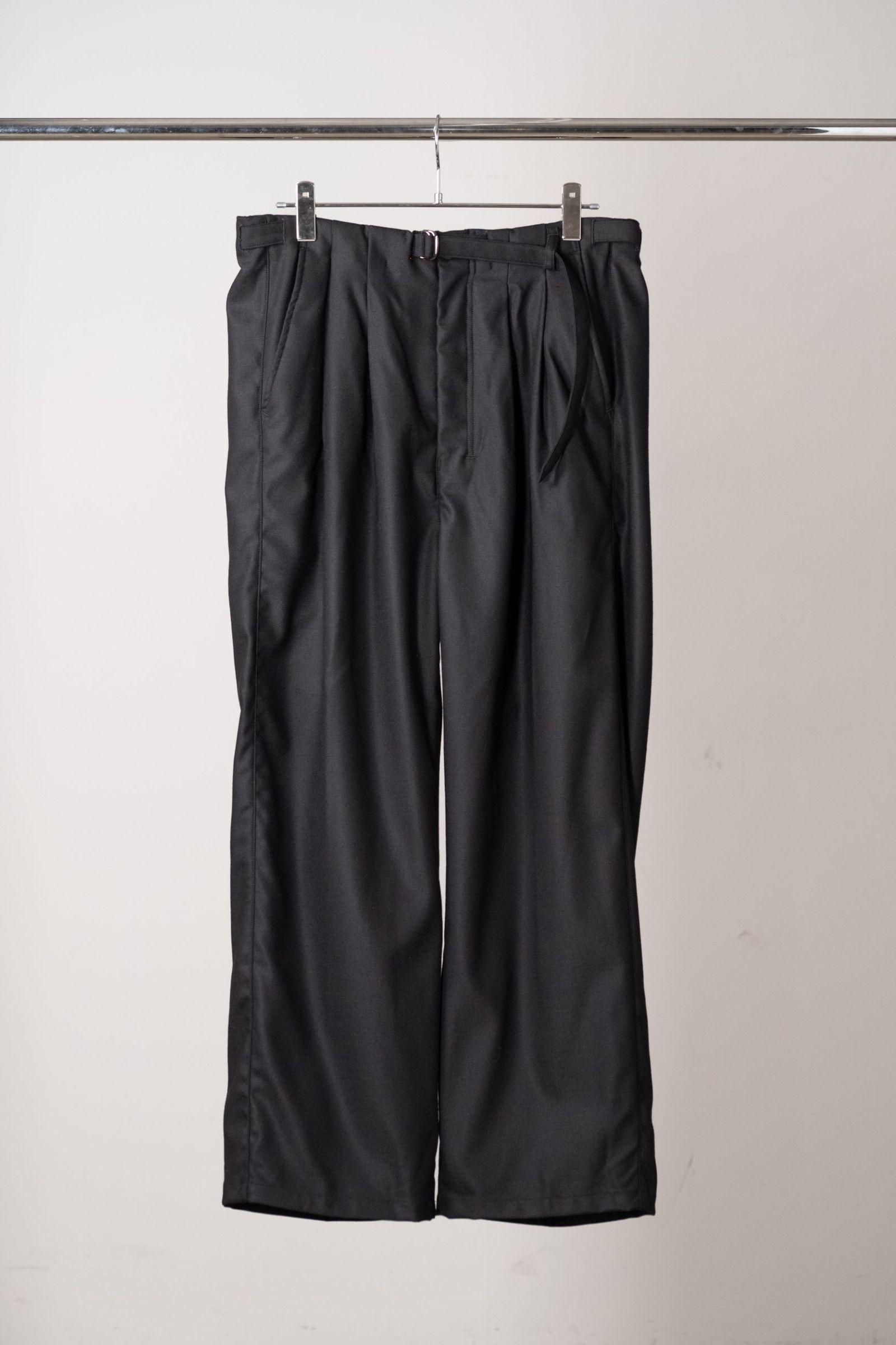 WOOL SATIN BELT-LESS SLACKS | BLACK | スラックス