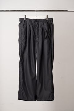 WOOL SATIN BELT-LESS SLACKS | BLACK | スラックス