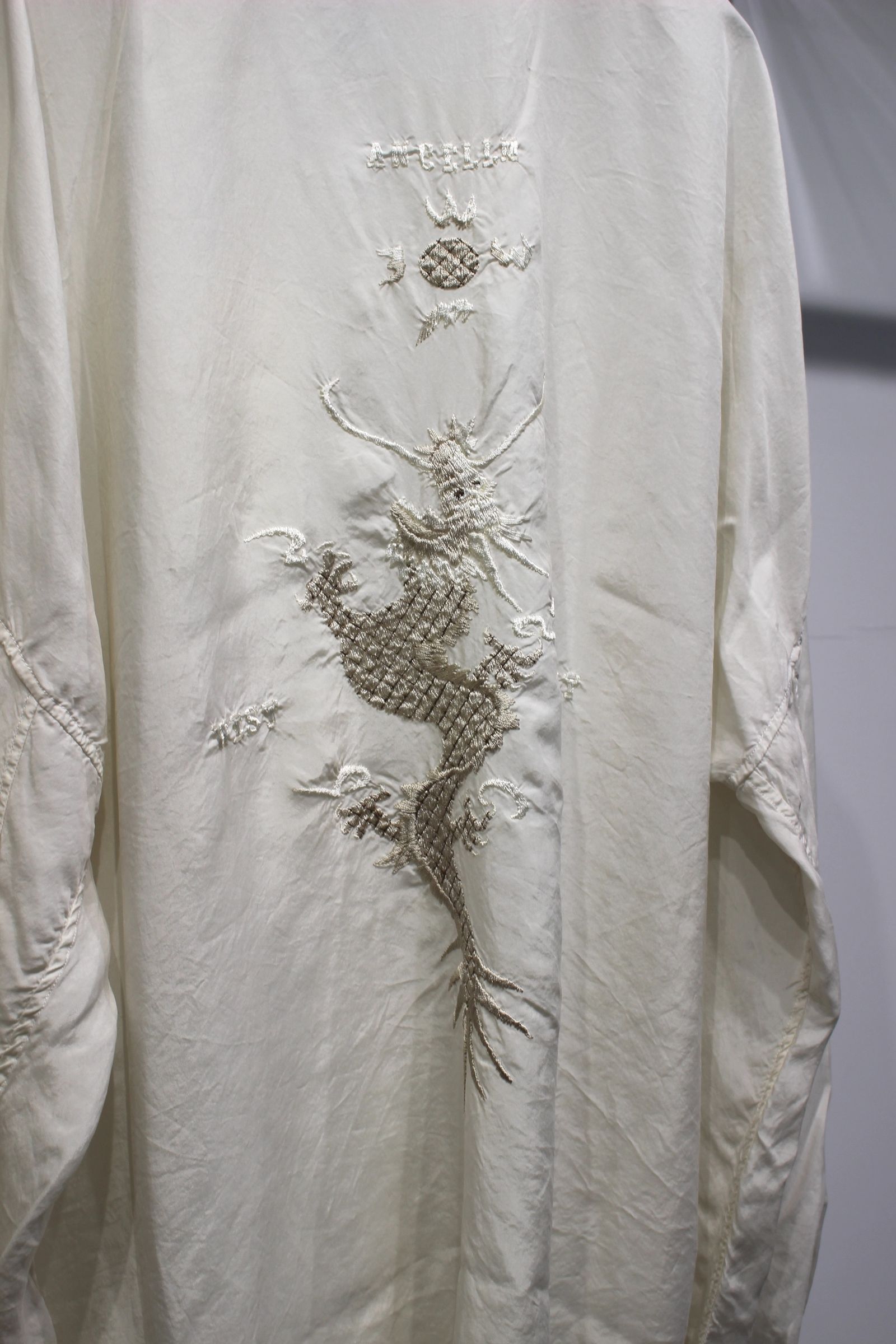 [ラスト1点] EMBROIDERED SOUVENIR SHIRT | WHITE | 刺繍シャツ