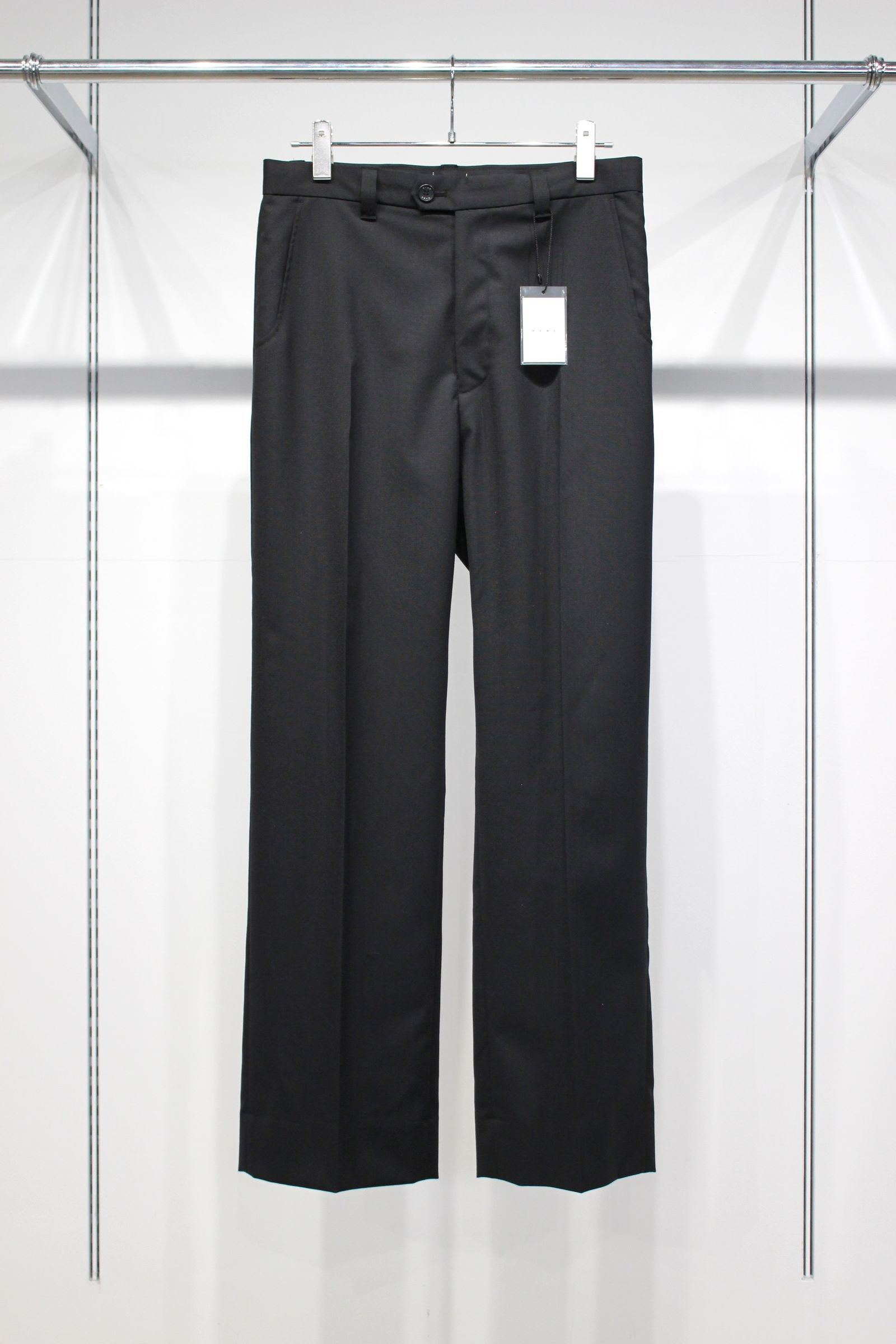 WOOL CALM SKIN STRAIGHT TROUSERS : DELTA SHAPE | BLACK | スラックス
