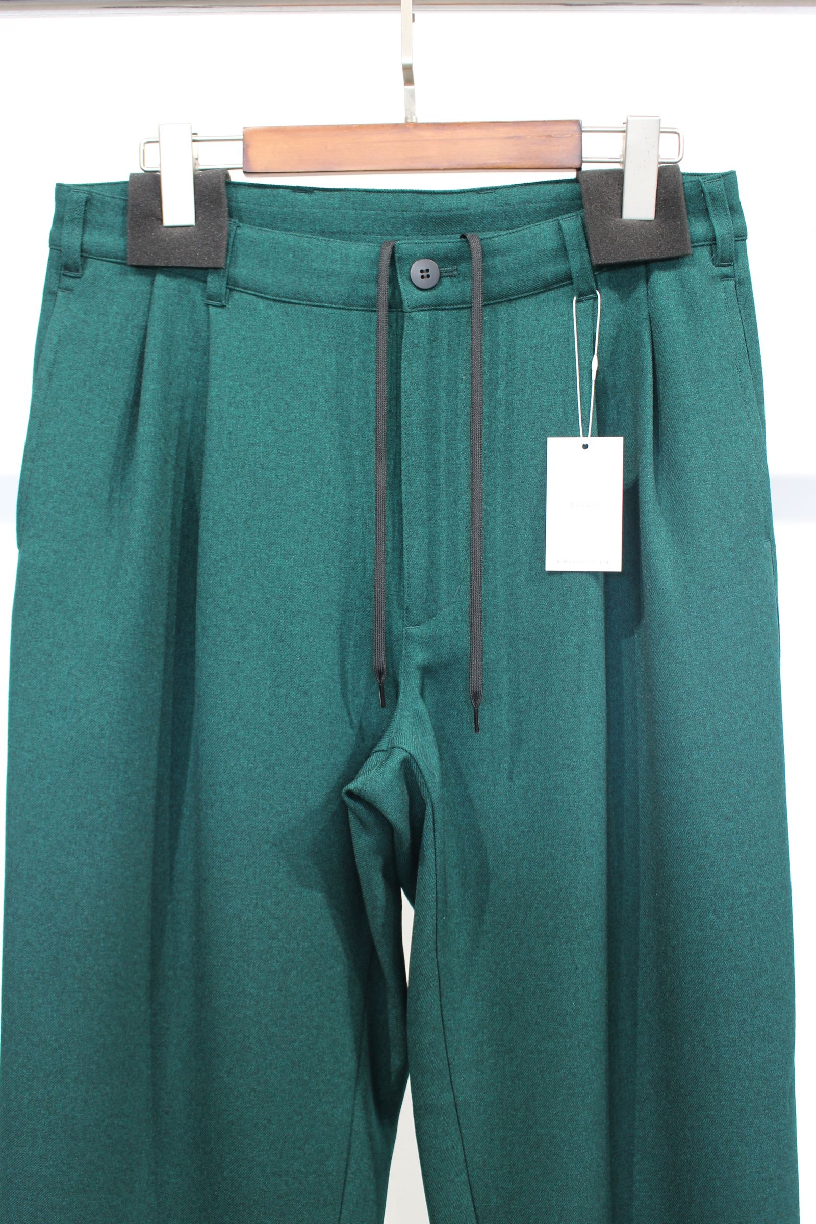 [ラスト1点] 2TUCK EASY TROUSERS | D.GREEN | スラックス