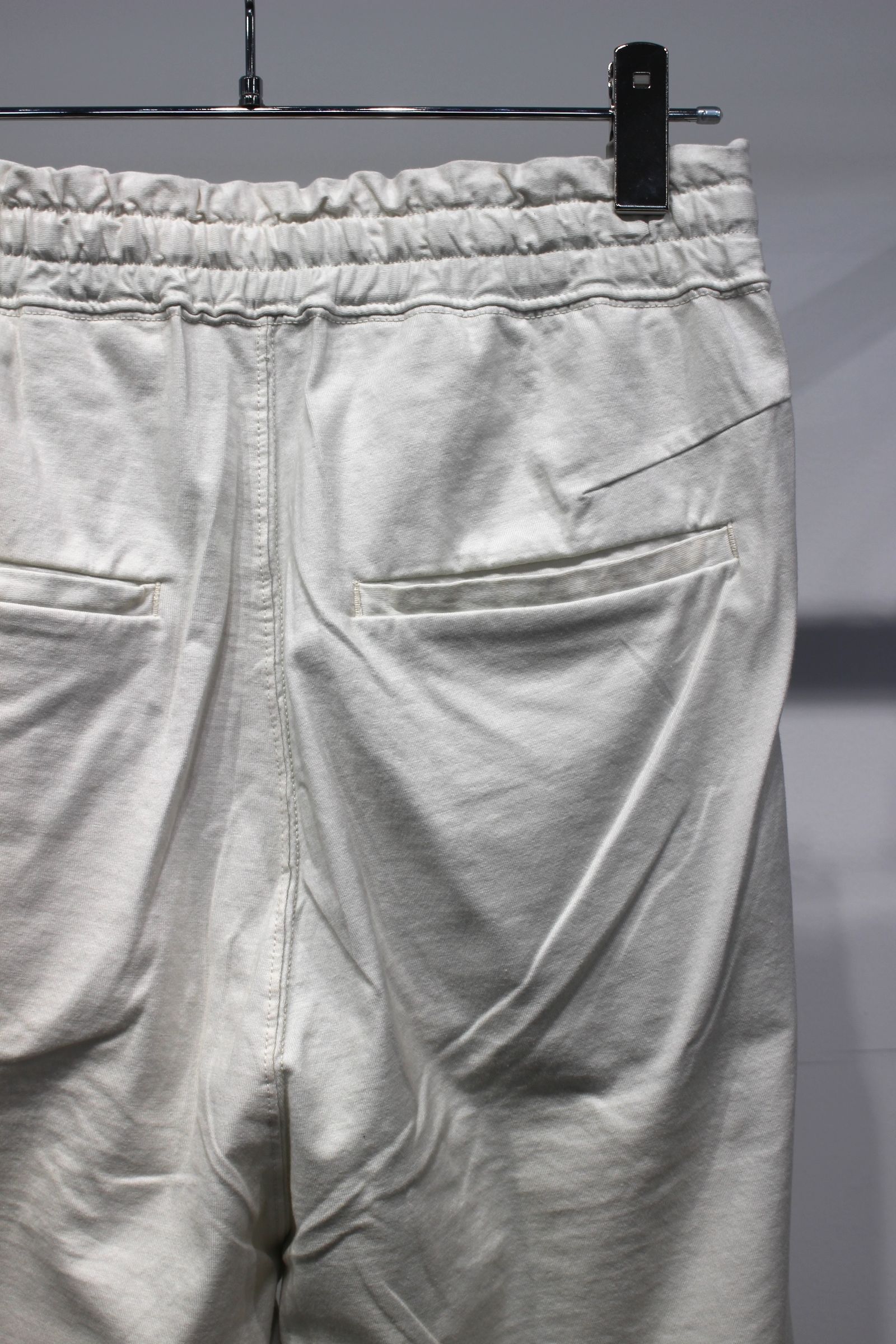 DRAPE WIDE EASY CUT SLACKS | WHITE | スラックス