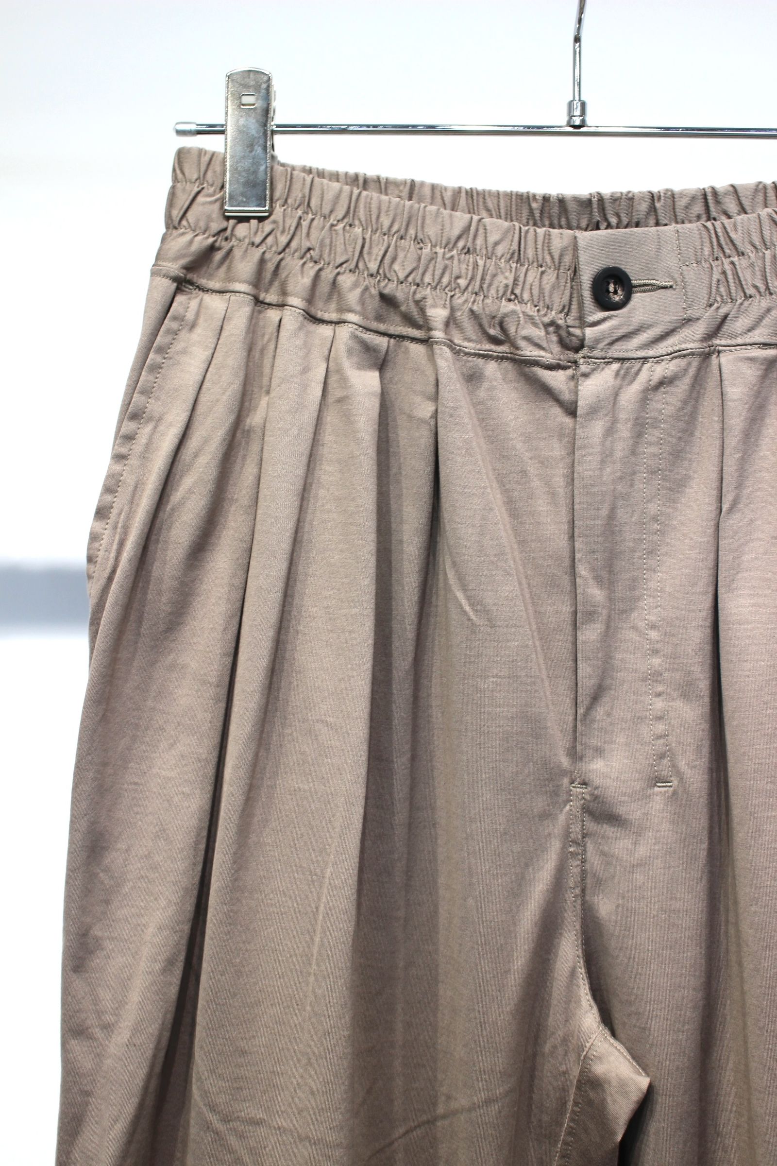 CUT GATHER EASY PANTS | BEIGE | スラックス