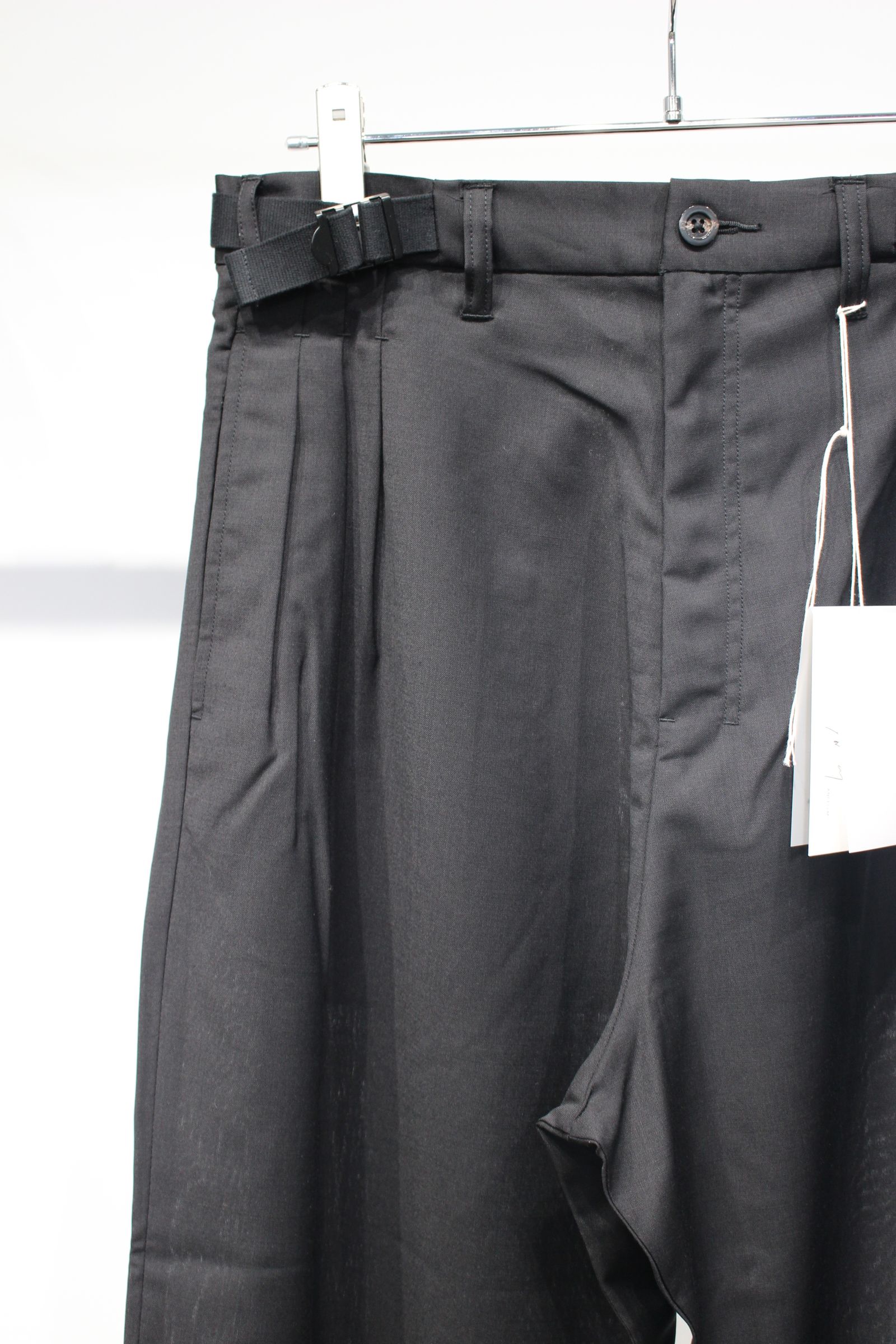 BELTED WOOL SLACKS | BLACK | スラックス