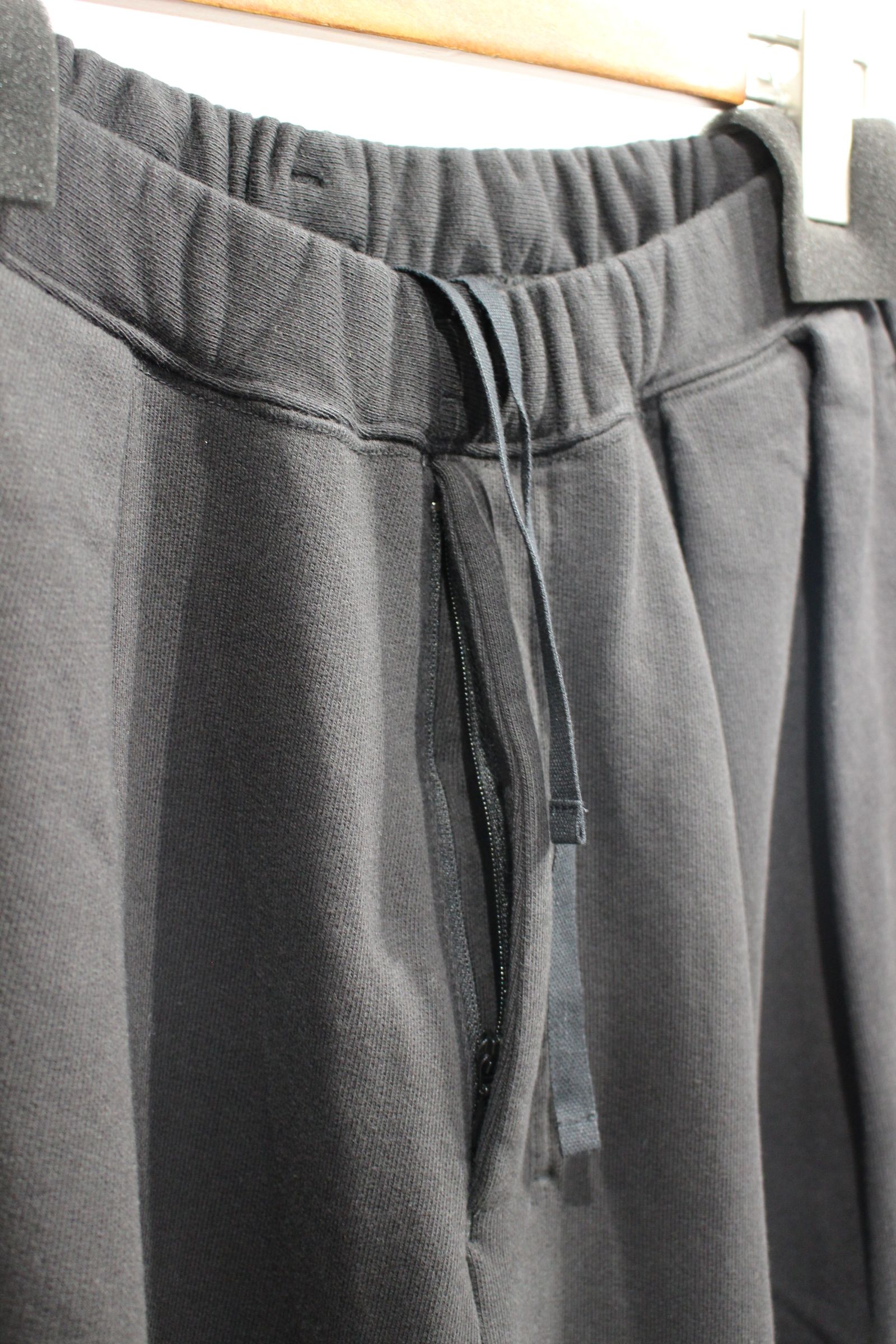 TUCK SWEAT PANTS | BLACK | スウェットパンツ