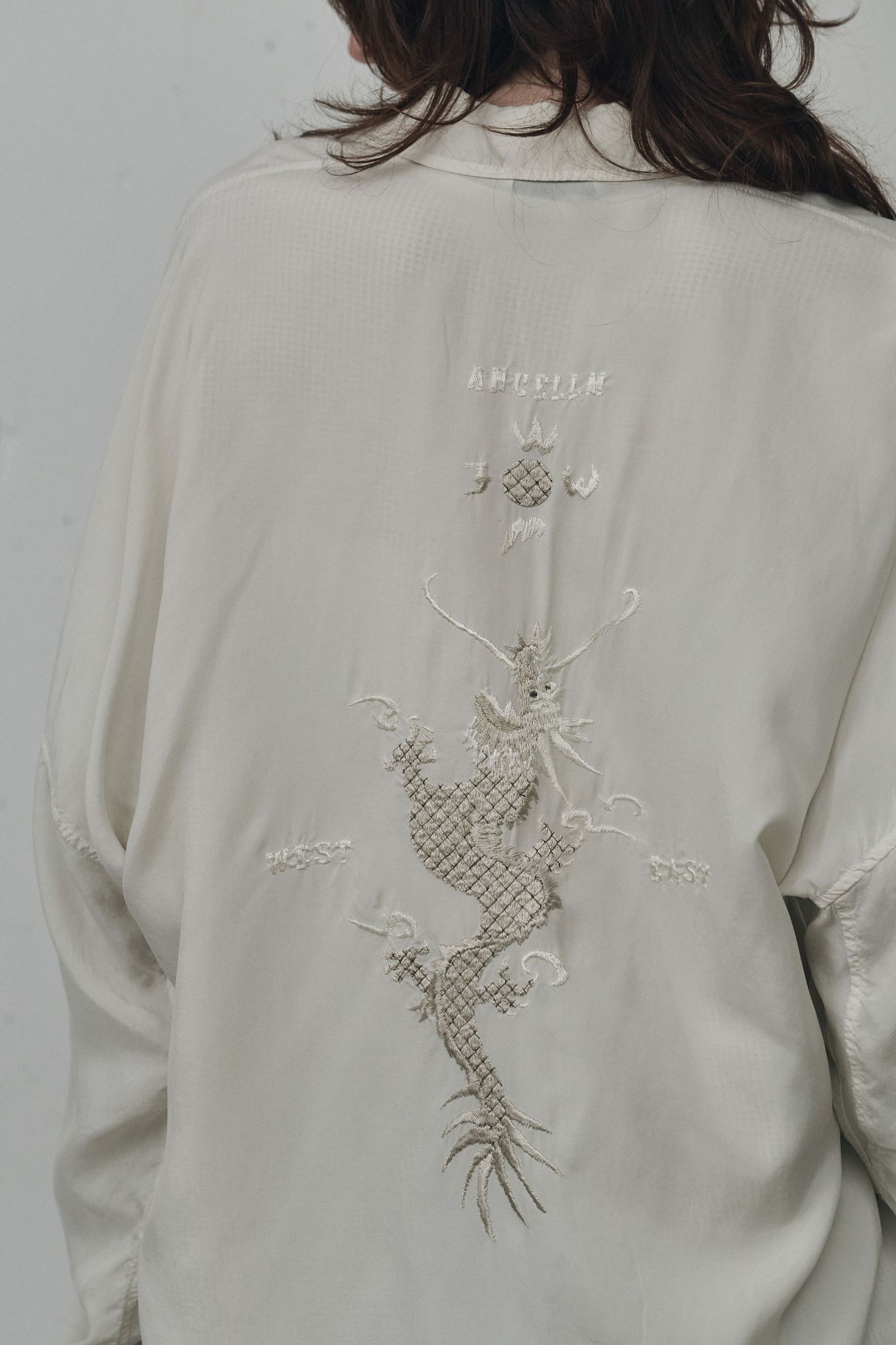 [ラスト1点] EMBROIDERED SOUVENIR SHIRT | WHITE | 刺繍シャツ