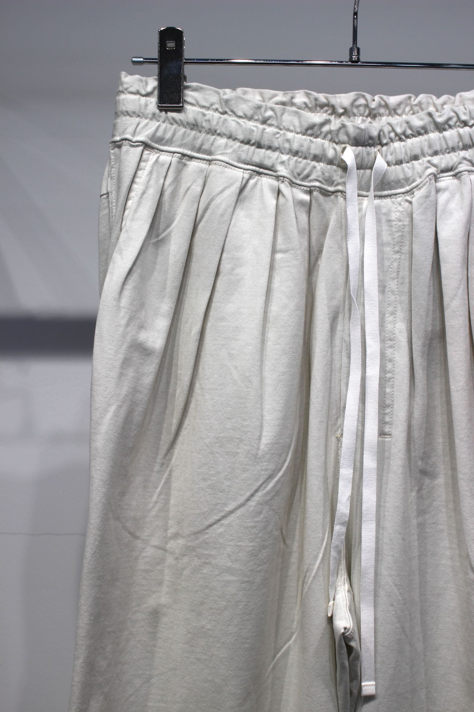 DRAPE WIDE EASY CUT SLACKS | WHITE | スラックス