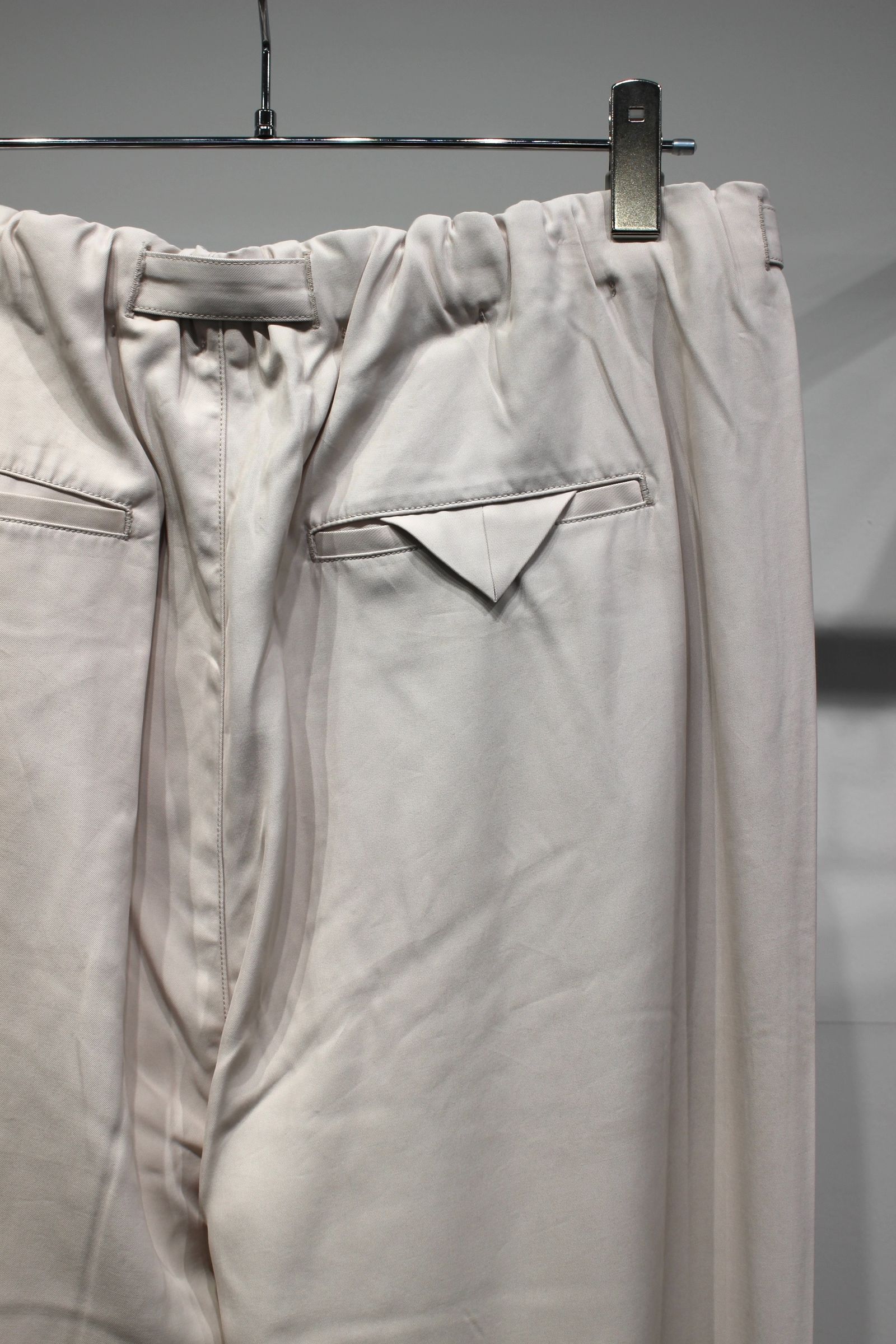 VISCOSE BELT-LESS TROUSERS | OFF | スラックス