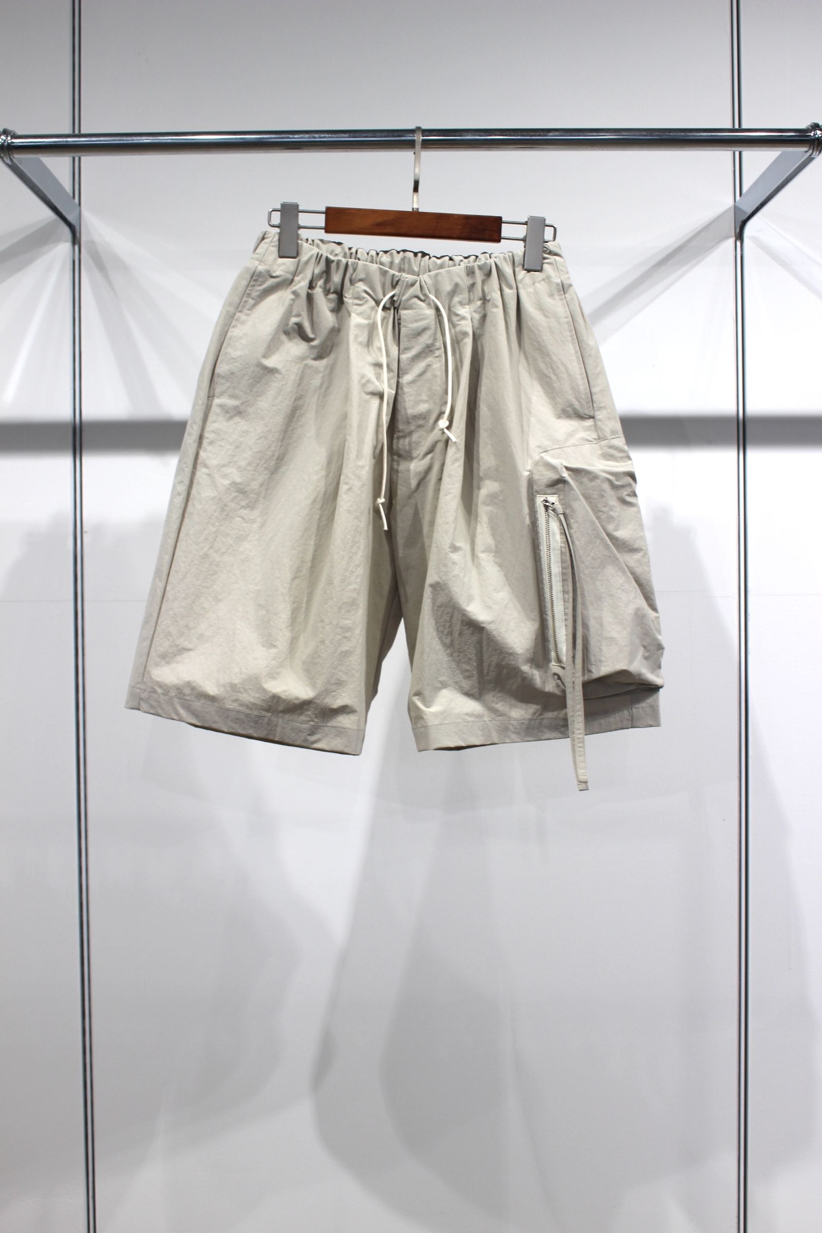 NYLON TAFFETA WIDE SHORT PANTS | LIGHT GRAY | ショーツ