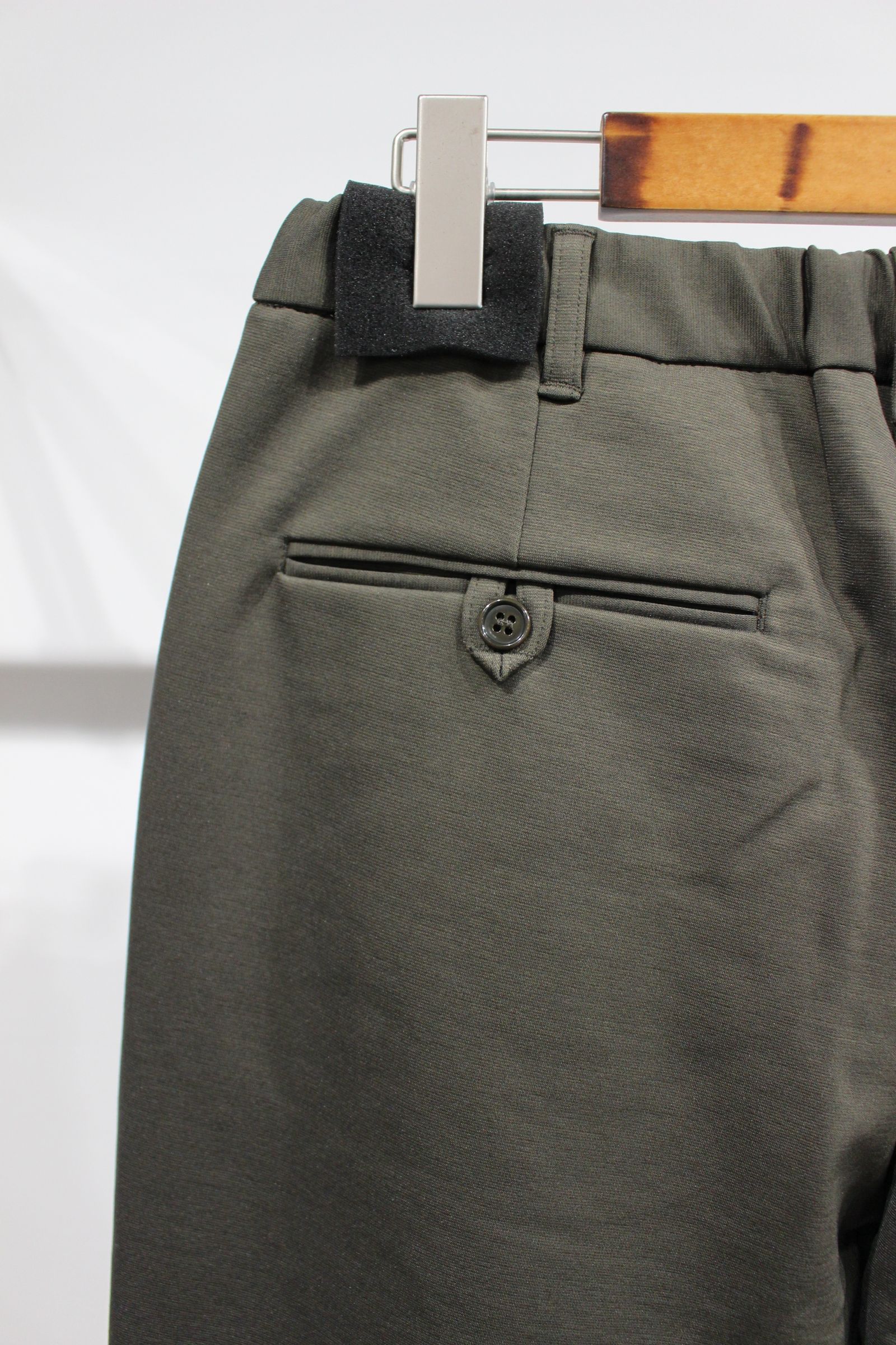 RELAXING-FIT TAPERED TROUSERS/OLIVE