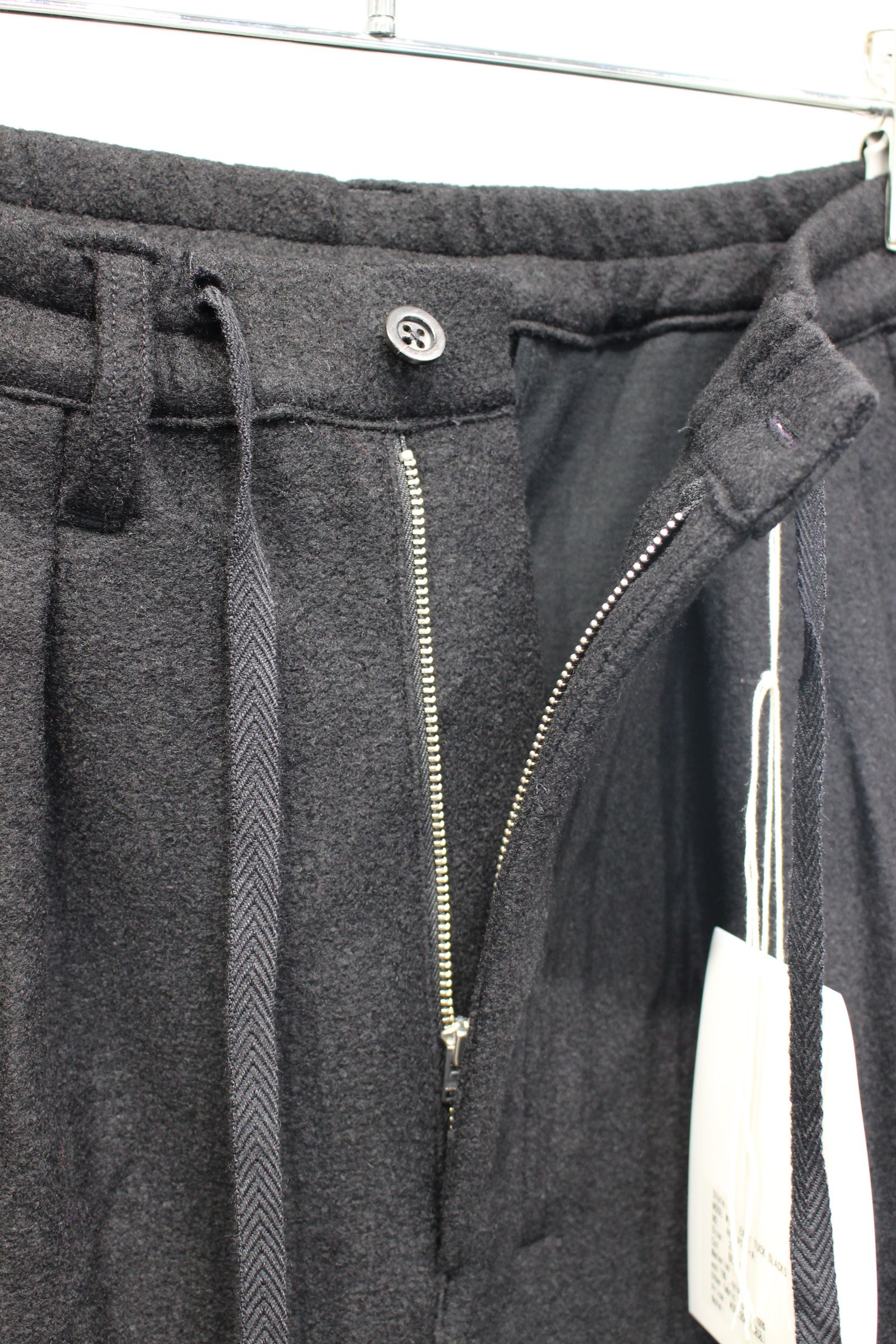 WOOL WIDE EASY TUCK SLACKS | BLACK | スラックス