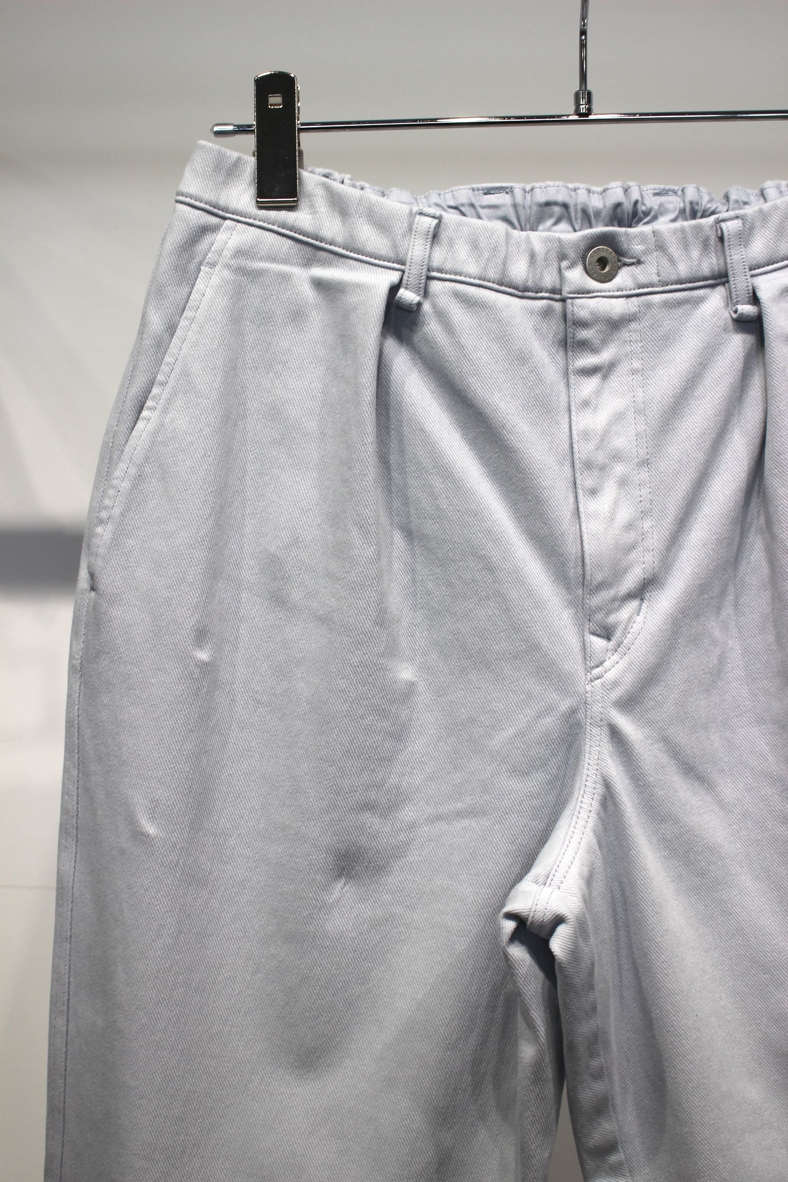 KNIT DENIM 1 TUCK EZ TAPERED SLACKS | ICE BLUE | ニットデニム