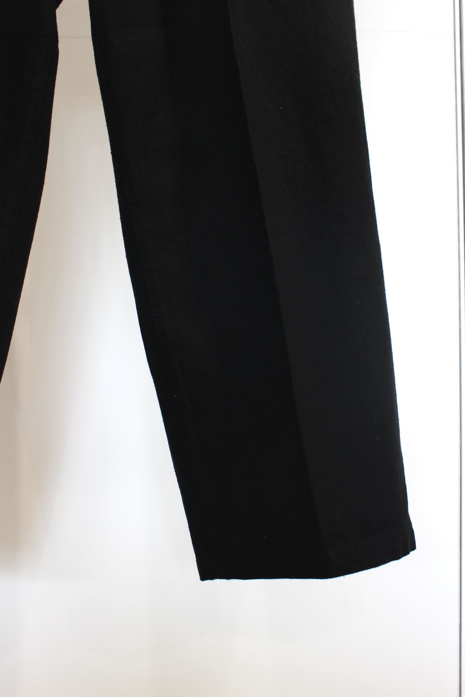 C/S TUCK EASY SLACKS | BLACK | スラックス
