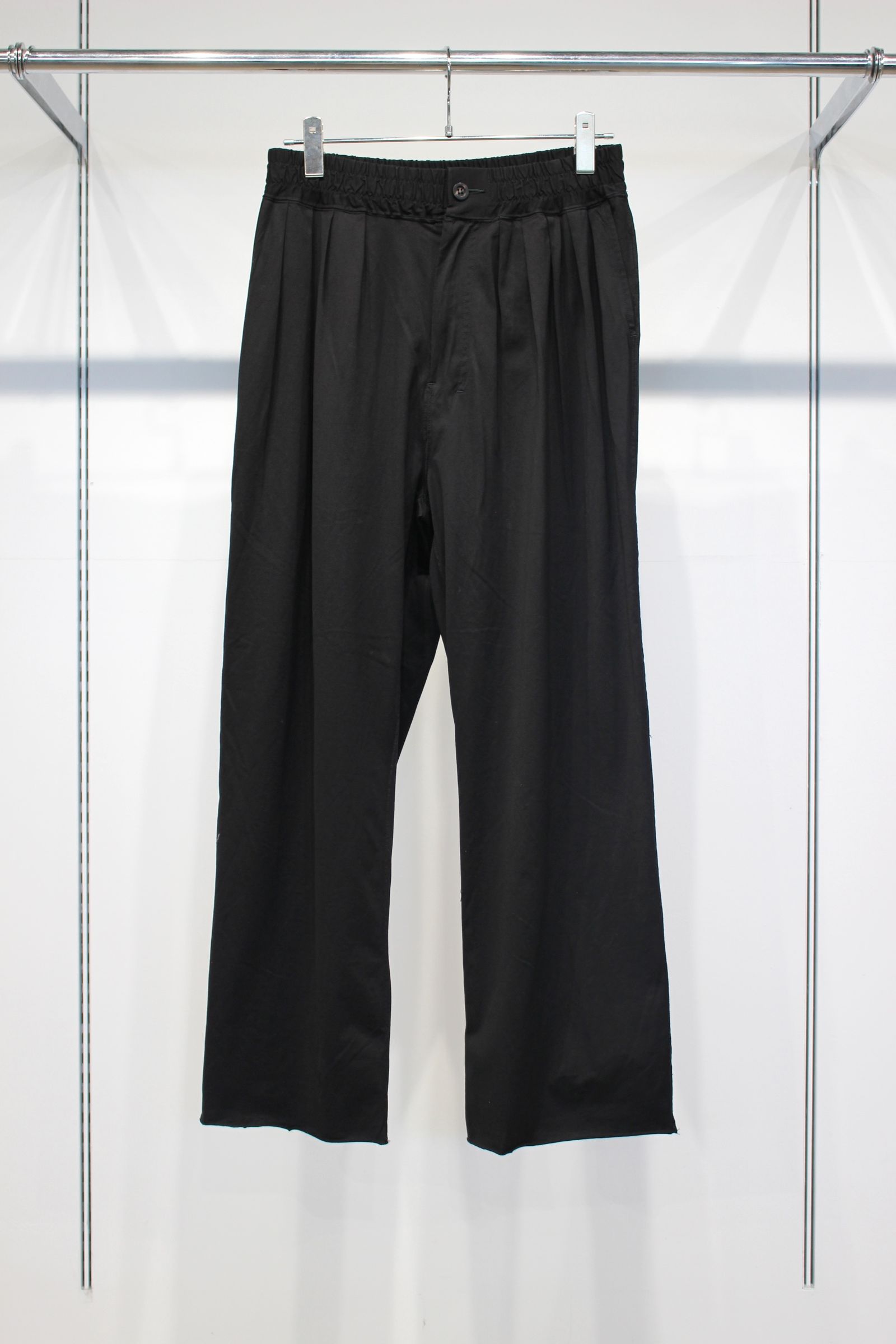 [ラスト1点] CUT GATHER EASY PANTS | BLACK | スラックス