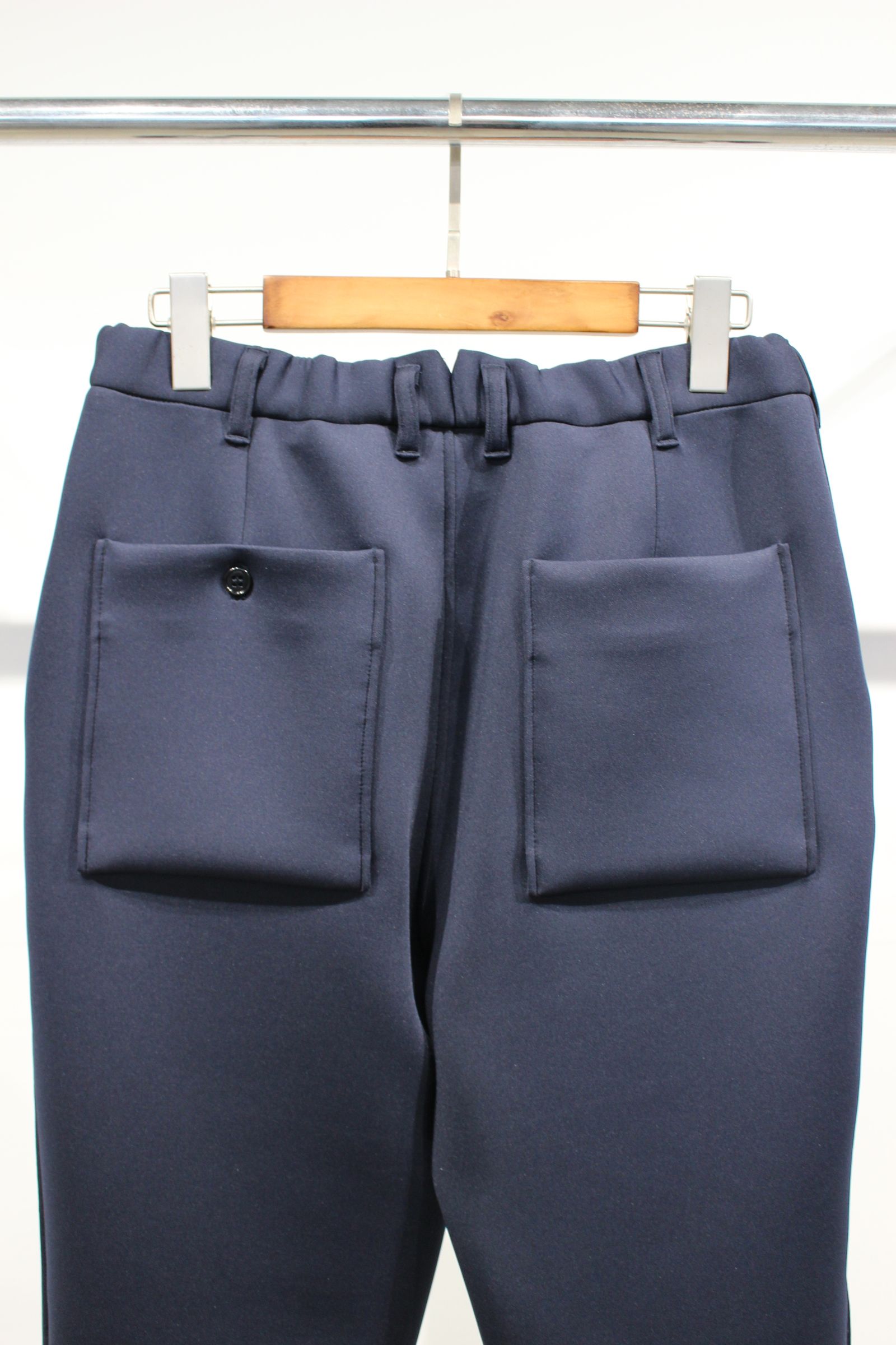 SMOOTH DOUBLE-KNIT TROUSERS | NAVY | パンツ