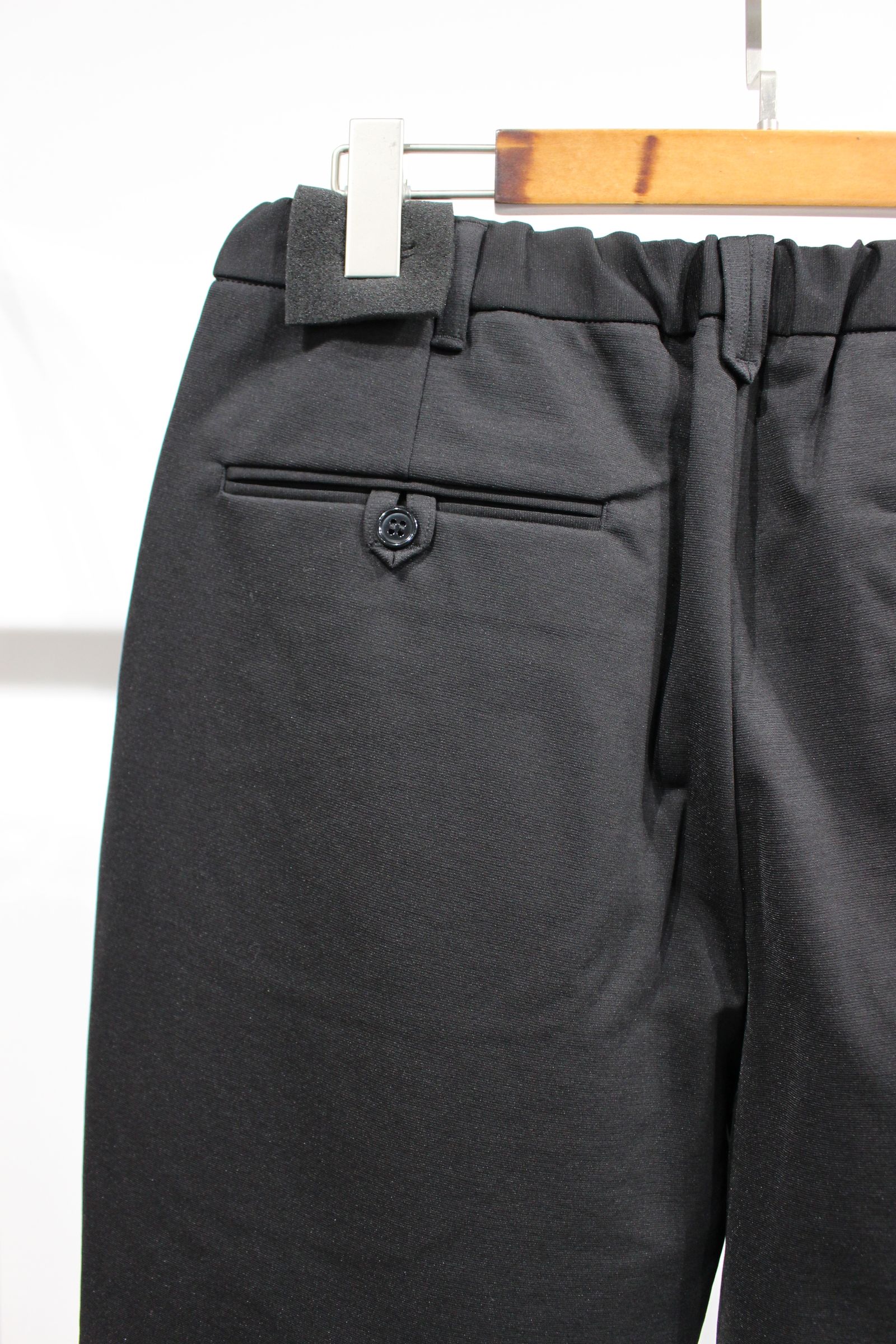 RELAXING-FIT TAPERED TROUSERS/BLACK