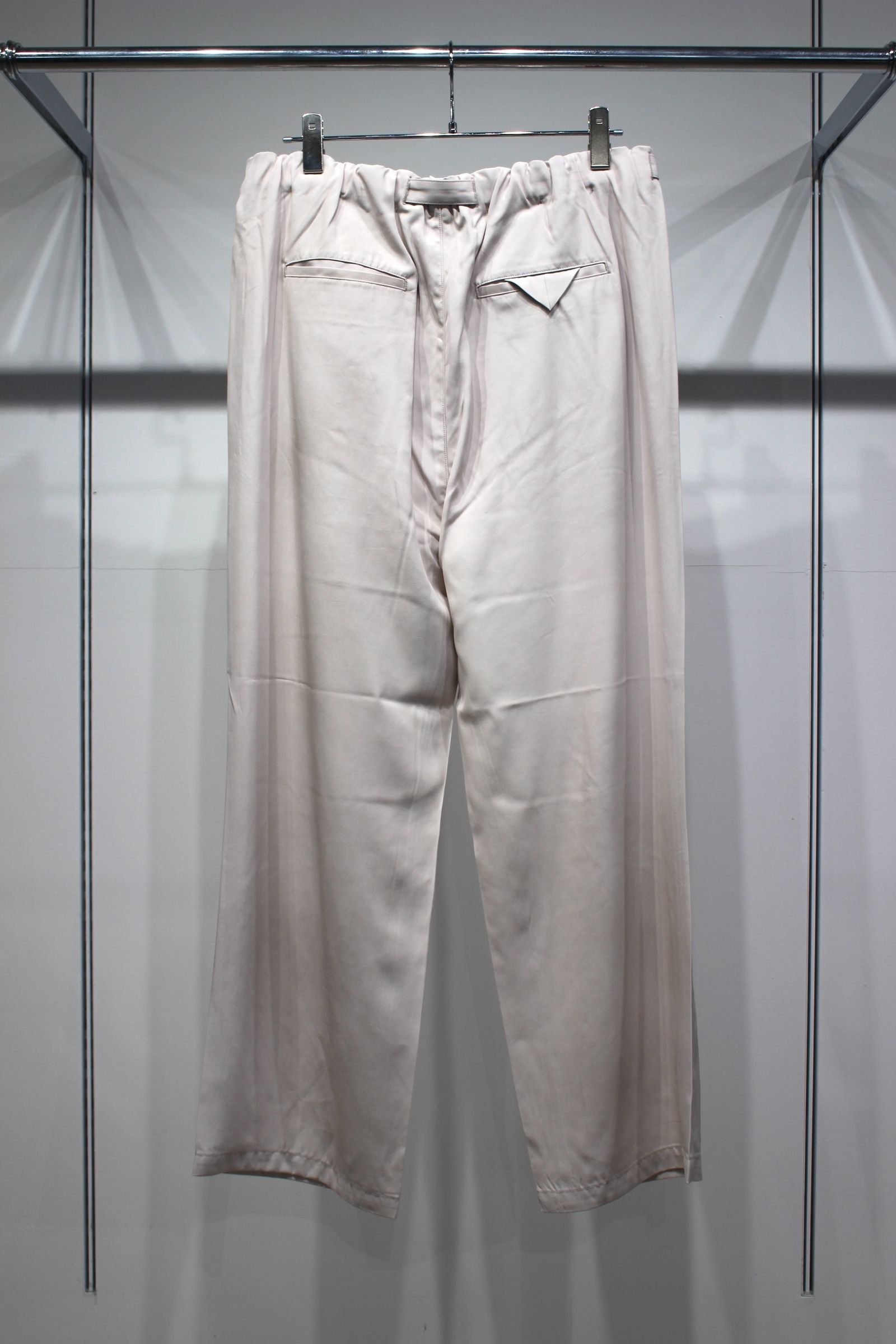 VISCOSE BELT-LESS TROUSERS | OFF | スラックス