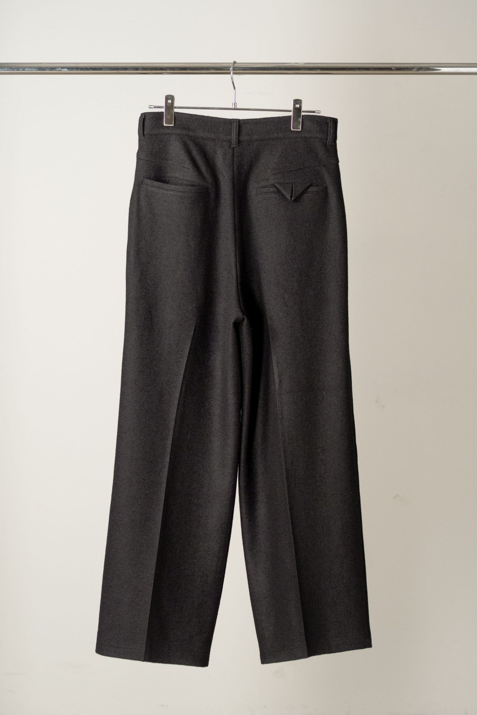 WOOL CUT WIDE TUCK SLACKS | BLACK | スラックス