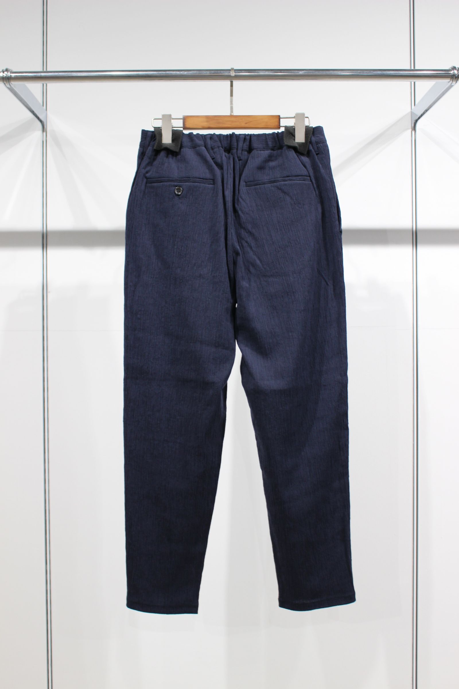 YORYU CREPE TAPERED TROUSERS/NAVY