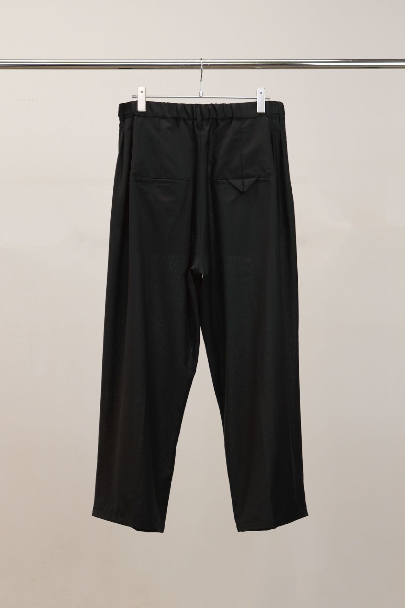BELTED WOOL SLACKS | BLACK | スラックス