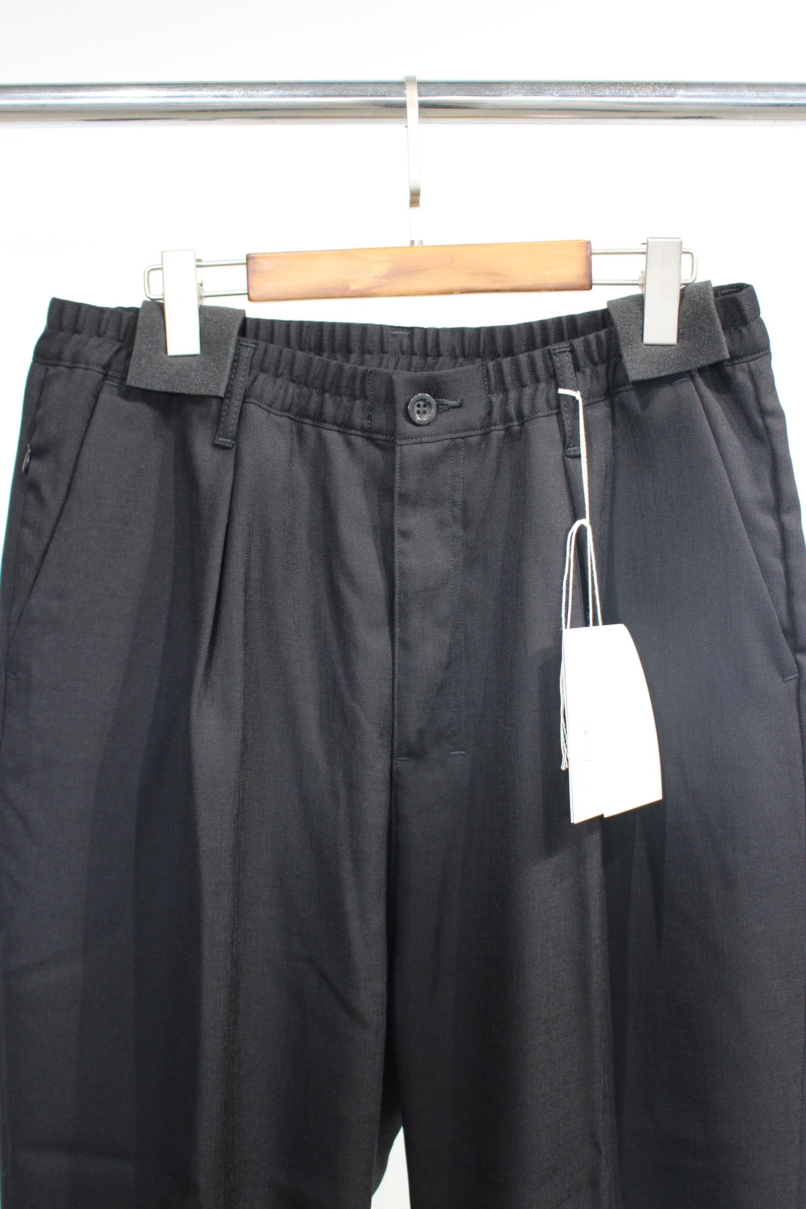 TA/W TUCK EASY SLACKS | BLACK | スラックス